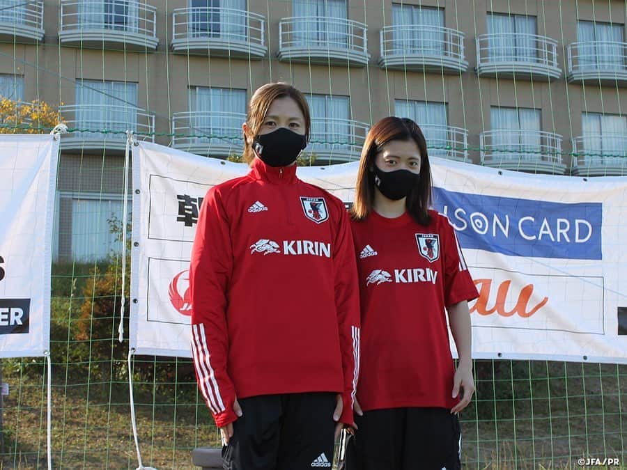 日本サッカー協会さんのインスタグラム写真 - (日本サッカー協会Instagram)「【2020.10.24 Training📸】  #なでしこジャパン　キャンプ終盤も高いモチベーションでトレーニングを実施  トレーニングキャンプも半分を折り返し、24日に6日目を迎えました。  空と海の境がわからないほどに青く晴れ渡った空の下に集まってきた選手たちは、澄み切った穏やかな空気を吸いながら各々動き始め、パス回しをするグループもあれば、2人組でランニングをしたり、談笑しながらストレッチでトレーニングに備えます。集合の合図がかかり、#高倉麻子 監督からこの日のトレーニングの狙いが話されると徐々にモードが切り替わり、続いて広瀬統一フィジカルコーチのリードでリラックスした状態でウォーミングアップを終えるとすっかり戦う選手の表情に切り替わっていました。  この日も強調されていたのは「パススピード」と「判断の早さ」、そして常にゲームに関わり続ける「連動性」とそのための「予測」でした。これまでもなでしこジャパンで強調され続けてきた要素ですが、これまで以上に世界を意識した、細部にこだわったレベルが求められます。GKもゴールを守るだけでなく、攻撃の起点としてビルドアップに関わるための練習メニューになっており、ボールを止めて蹴るというサッカーの基礎に加え、判断力や機動力、チームを後ろから動かす指導力も求められます。  GKからFWまでポジション、また、なでしこジャパンでの経験の有無に関わらず、ピッチ上の11人全員が同じフットボーラーとしてなでしこジャパンのチーム戦術を理解し、日本にしかできないサッカーの完成を目指して、今回のトレーニングキャンプ残り2日間に取り組みます。  ✅http://www.jfa.jp/nadeshikojapan/  #jfa #daihyo #nadeshiko #Jヴィレッジ」10月25日 16時46分 - japanfootballassociation