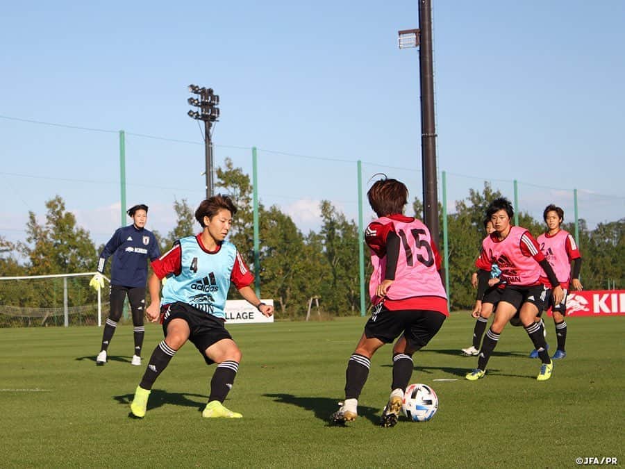日本サッカー協会さんのインスタグラム写真 - (日本サッカー協会Instagram)「【2020.10.24 Training📸】  #なでしこジャパン　キャンプ終盤も高いモチベーションでトレーニングを実施  トレーニングキャンプも半分を折り返し、24日に6日目を迎えました。  空と海の境がわからないほどに青く晴れ渡った空の下に集まってきた選手たちは、澄み切った穏やかな空気を吸いながら各々動き始め、パス回しをするグループもあれば、2人組でランニングをしたり、談笑しながらストレッチでトレーニングに備えます。集合の合図がかかり、#高倉麻子 監督からこの日のトレーニングの狙いが話されると徐々にモードが切り替わり、続いて広瀬統一フィジカルコーチのリードでリラックスした状態でウォーミングアップを終えるとすっかり戦う選手の表情に切り替わっていました。  この日も強調されていたのは「パススピード」と「判断の早さ」、そして常にゲームに関わり続ける「連動性」とそのための「予測」でした。これまでもなでしこジャパンで強調され続けてきた要素ですが、これまで以上に世界を意識した、細部にこだわったレベルが求められます。GKもゴールを守るだけでなく、攻撃の起点としてビルドアップに関わるための練習メニューになっており、ボールを止めて蹴るというサッカーの基礎に加え、判断力や機動力、チームを後ろから動かす指導力も求められます。  GKからFWまでポジション、また、なでしこジャパンでの経験の有無に関わらず、ピッチ上の11人全員が同じフットボーラーとしてなでしこジャパンのチーム戦術を理解し、日本にしかできないサッカーの完成を目指して、今回のトレーニングキャンプ残り2日間に取り組みます。  ✅http://www.jfa.jp/nadeshikojapan/  #jfa #daihyo #nadeshiko #Jヴィレッジ」10月25日 16時46分 - japanfootballassociation