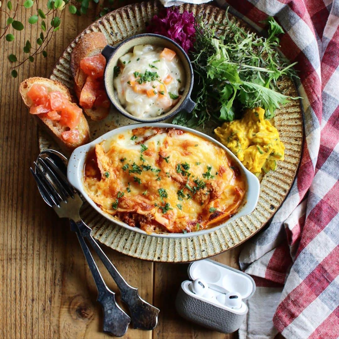 Atsukoのインスタグラム：「Today's lunch 2020.10.25 ･ ･ ラザニア クラムチャウダー かぼちゃサラダ ブルスケッタ ･ ･ 冷凍してあったラザニアでランチ。 最近のラザニア用のパスタは茹でが必要無いのでめちゃくちゃ楽ちん❤ ミートソースとホワイトソースさえあればすぐに作れるとこがいい😋 作り置きできるとこも◎🙌 ･ ･ 一緒に写っているのは @maisondesabre メゾンドサブレさんのAirPodsproケース❤ 携帯ケースも可愛いけど、こちらも😍 意外とAirPodsproのケースって白で汚れちゃうけど、グレーになったから気にならないのも◎😋👍 ･ ･  #メゾンドサブレ#MakeYourMark」