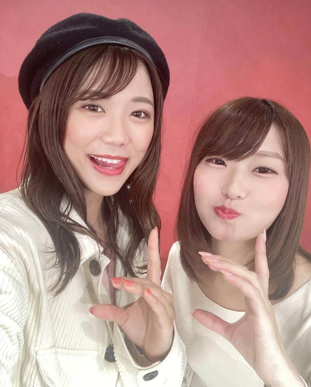 海江田麻貴さんのインスタグラム写真 - (海江田麻貴Instagram)「ㅤㅤㅤㅤㅤㅤㅤㅤ  ㅤㅤㅤㅤㅤㅤㅤㅤ 先日23日(金)は #その金ナイター 楽天競馬YouTubeにて第5レース予想会生配信ありがとうございました🏇♥️  ㅤㅤㅤㅤㅤㅤㅤㅤ 事務所の先輩さやかさんと初コンビ嬉しかったです👭💓💓 ラストその金ということで実況の竹之上アナと3ショットも撮って頂きました💛💛  ㅤㅤㅤㅤㅤㅤㅤㅤ その金ナイター皆さんいかがでしたか〜？？💓✨ 皆さんの菊花賞の結果も気になるところ🌼  ㅤㅤㅤㅤㅤㅤㅤㅤ  ㅤㅤㅤㅤㅤㅤㅤㅤ 競馬は本当に奥が深い、、😂✨ 学べば学ぶほど坩堝にはまってぐるぐるしてる気がします✏️🌀🤣笑笑 だからおもしろいっ☺️🐴💗  ㅤㅤㅤㅤㅤㅤㅤㅤ まだまだ勉強頑張ろうううって思うし、競馬場にもっと沢山足を運んで生で見に行きたいなぁって思います😊🌸  ㅤㅤㅤㅤㅤㅤㅤㅤ SKNとしてのお仕事また告知させて頂くのでお楽しみに♥️♥️  ㅤㅤㅤㅤㅤㅤㅤㅤ  ㅤㅤㅤㅤㅤㅤㅤㅤ  #楽天競馬YouTubeLIVE #楽天競馬 #youtubelive #生配信 #園田競馬 #そのだ競馬 #ひめじ競馬 #姫路競馬 #競馬 #イメージガール #ラジカルビデオジョッキー #ラジカルvideoジョッキー #競馬予想 #競馬予想会 #予想会 #talent #model #タレント #モデル #racinghorse #japanesegirl #UMAJO #競馬女子」10月25日 16時49分 - _makiii0924_