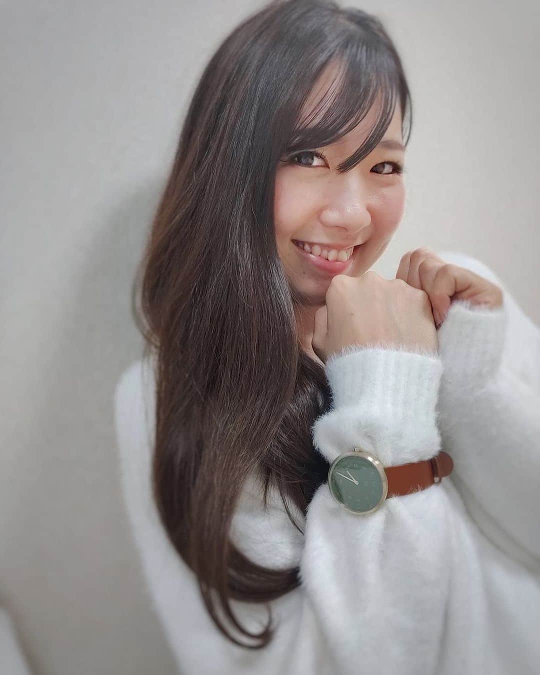 のインスタグラム：「セーターの袖の上に時計するのってあざといと思うのは私だけかな🤔♡  shiorgm  10%off . #mavenwatches #マベン #マベンウォッチズ #腕時計 #時計 #手元倶楽部 #桐谷美玲 #あざとくて何が悪いの  #田中みな実 #ゴルフ女子 #女子ゴルフ」