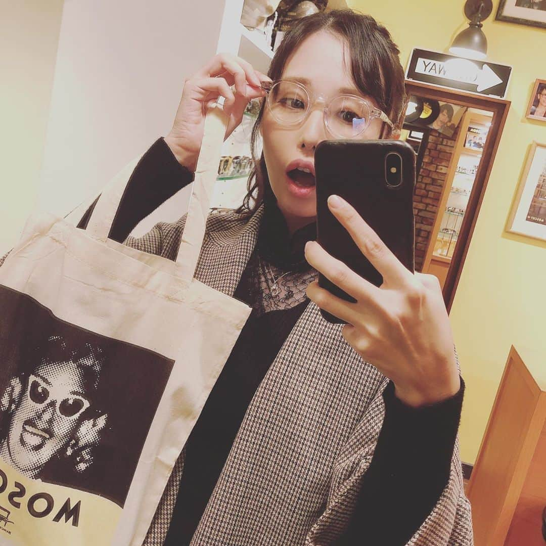 稲森美優さんのインスタグラム写真 - (稲森美優Instagram)「#moscot #南青山   透明きゃわたん。 黒縁は、色入れてもらいたくて１週間ぐらいお預けだあ👓 #サングラス #サングラス女子 #グラビアアイドル #グラドル #japanesegirl #gravure #photogravure #shooting #followme #hip #競泳水着 #インスタアート #instaart #gallerywall #igersjp  #Instagramjapan #portrait #portrait_shots #bestphotogram_portraits #instaportrait  #instagood #被写体 #写真好きな人と繋がりたい#写真撮ってる人と繋がりたい」10月25日 17時00分 - miyuuinamori