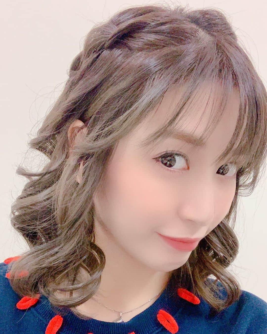 大島麻衣さんのインスタグラム写真 - (大島麻衣Instagram)「可愛いヘアスタイルにしてもらった🥳 今のヘアカラーも好き💜 #菊花賞 #NST #みんなのKEIBA」10月25日 16時52分 - maioshima911