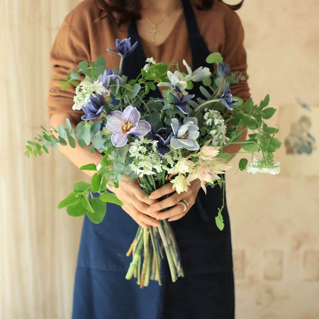 플로리스트 김애진(케이라플레르)さんのインスタグラム写真 - (플로리스트 김애진(케이라플레르)Instagram)「✔️#케이라기초반 #튤립꽃다발 simple flower style 💙 ⠀ ⠀ ⠀ ⠀ www.keira.kr ⠀ ⠀ 수업문의 -수업 중에는 통화가 어렵습니다. 문의는 카톡(riry20), dm 주세요  ⠀ ⠀ 🏷 @keirafleurshop 👈🏻 선생님 데몬 판매, 예약 꽃주문은 샵계정으로 문의주세요!  ⠀ ⠀ ⠀」10月25日 16時53分 - keirafleur