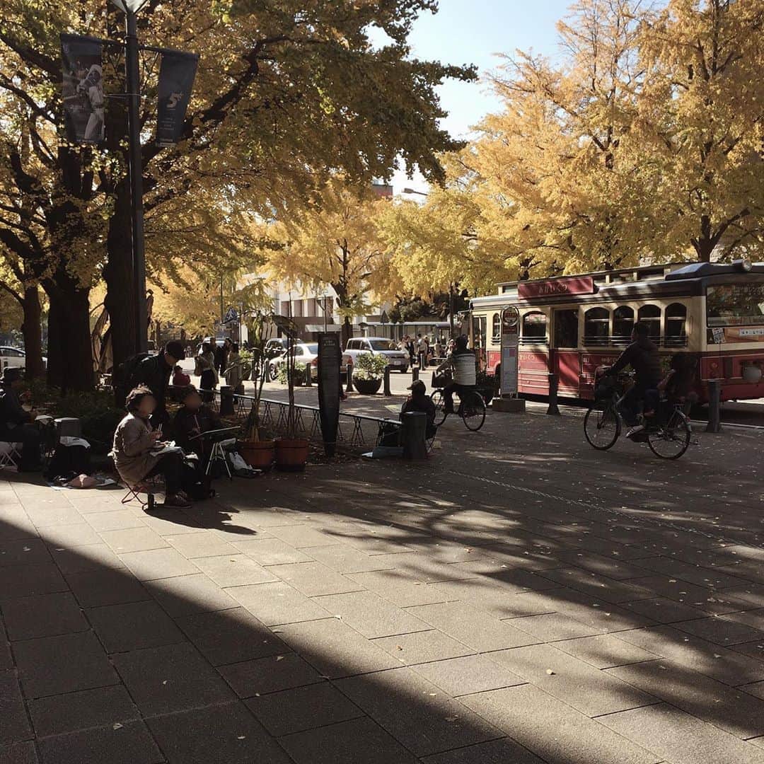 菅谷梨沙子さんのインスタグラム写真 - (菅谷梨沙子Instagram)「今日はほんといい天気だったな🍂  お散歩した時にふと気がついたのですが、いつのまにか金木犀の香りがしなくなってる…！寂しいな…。  写真はいつかの時の。🚲」10月25日 16時54分 - risako_sugaya