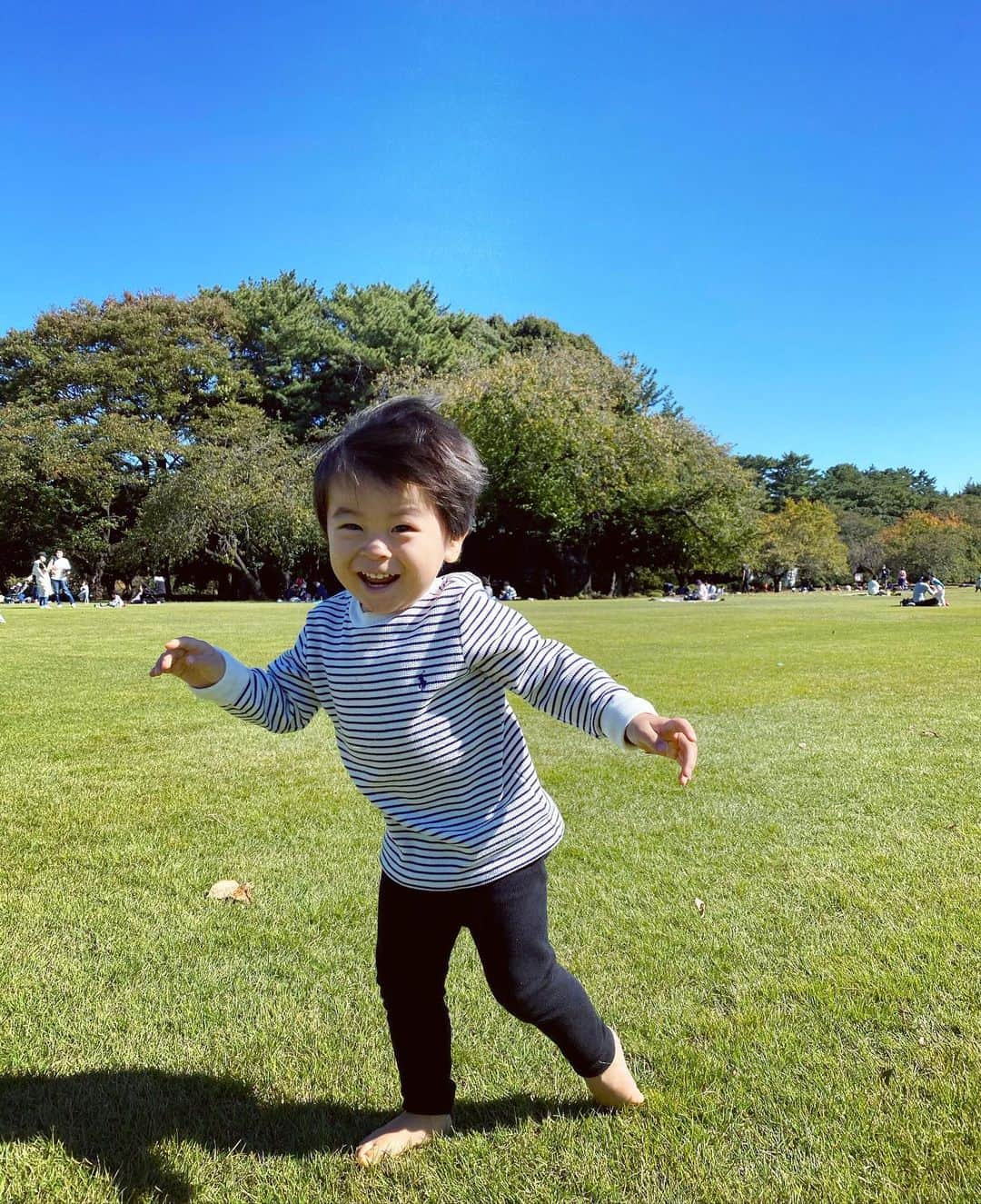 小川ひとみさんのインスタグラム写真 - (小川ひとみInstagram)「友人Familyと新宿御苑へ🌳 裸足で走り回って、 すごく気持ちよかったね💯 ママもお友達と太陽の下で沢山話せて とても楽しかったよ🥰 アニアのフィギュア、 大好きな10匹を連れてきました❤️ #１歳９ヶ月 #新宿御苑 #sunday」10月25日 16時54分 - hitomy220