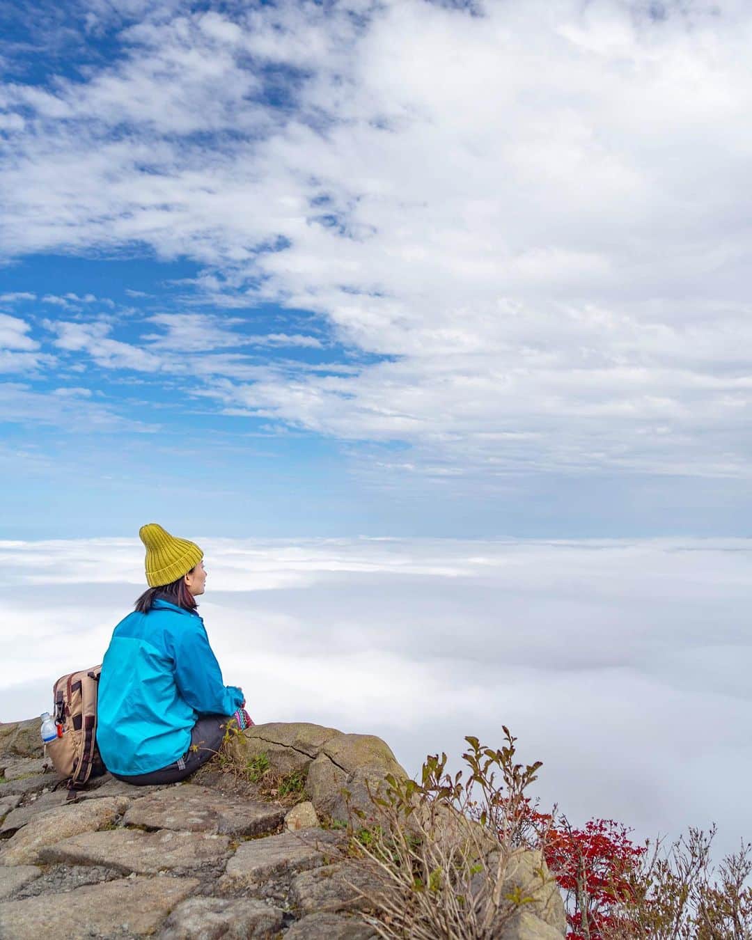 詩歩さんのインスタグラム写真 - (詩歩Instagram)「☁﻿ ﻿ 愛媛県 石鎚山の山頂での一枚📷﻿ ﻿ 雲海って飛行機に乗る時以外なかなか見る機会がないけど、登山すると見られるから嬉しい♡﻿ ﻿ この日も昼間は晴れていたのにどんどん雲海がたぷたぷになってきて、一面に広がる雲海を見ることができました。﻿ ﻿ まあ、下山するときはこの「雲海」の中を下山していくので、雨の下山になるわけだけど・・・😭笑﻿ ﻿ 紅葉を狙いにいった登山だったけど、道中の笹原もキレイだったし、雲海も楽しめてたくさんの景色が堪能できた日帰り登山でした🥾﻿ ﻿ 🍁﻿ ﻿ A shot at the top of Mt. Ishizuchi, Ehime Japan.﻿ ﻿ I don't often get a chance to see the “sea of clouds” except when flying, but I'm happy to see it when I climb the mountain. It was sunny in the daytime again, but then the sea of clouds started to fill up more and more, and we were able to see the sea of clouds all over the place. Well, it was raining as we were descending through this sea of clouds 😭 lol.﻿ ﻿ We went for the autumn foliage, but the bamboo field on the way was beautiful and we were able to enjoy the sea of clouds, so we were able to enjoy a lot of scenery on this day trip.﻿ ﻿ ﻿ ﻿ 📷Oct 2020﻿ 📍石鎚山／愛媛県﻿ 📍Mt.Ishizuchi／ Japan﻿ #shiho_ehime﻿ ﻿ ﻿ ﻿ ﻿ ©Shiho/詩歩﻿ ﻿」10月25日 16時58分 - shiho_zekkei