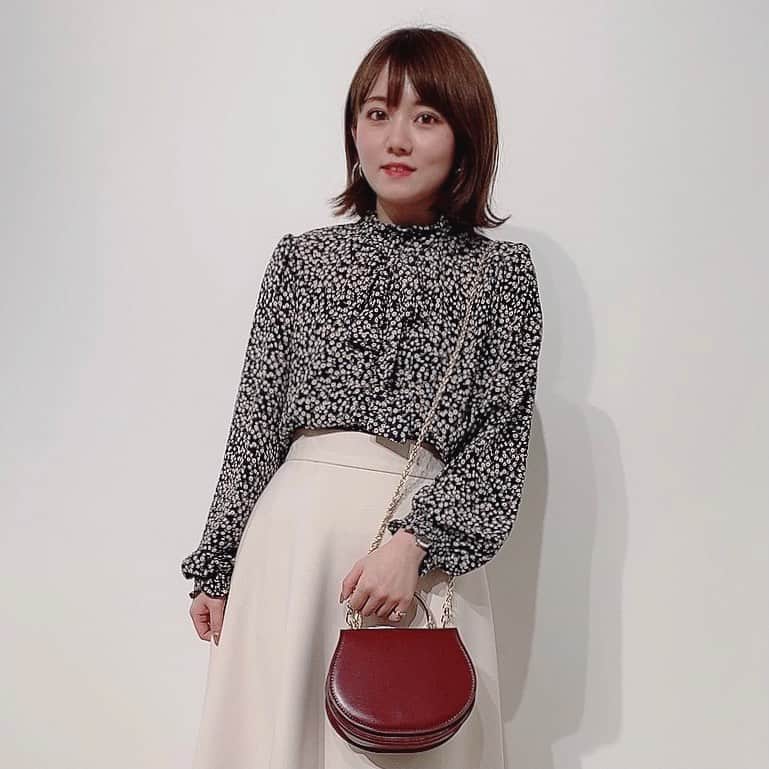 のインスタグラム：「[flower print] . クラシカルフラワープリントブラウス  衿元のスタンドギャザーがポイントです。 取り外しのボウタイリボンが付いているので、2WAYで雰囲気をお楽しみいただけます。 袖口はシャーリング仕様にしているので、袖の上げ下げも調節可能です。 . 528-89401 ¥12,000+tax . 梅田阪神　アナトリエ  . . #anatelier #anatelierofficial  #アナトリエ #flowerprint」