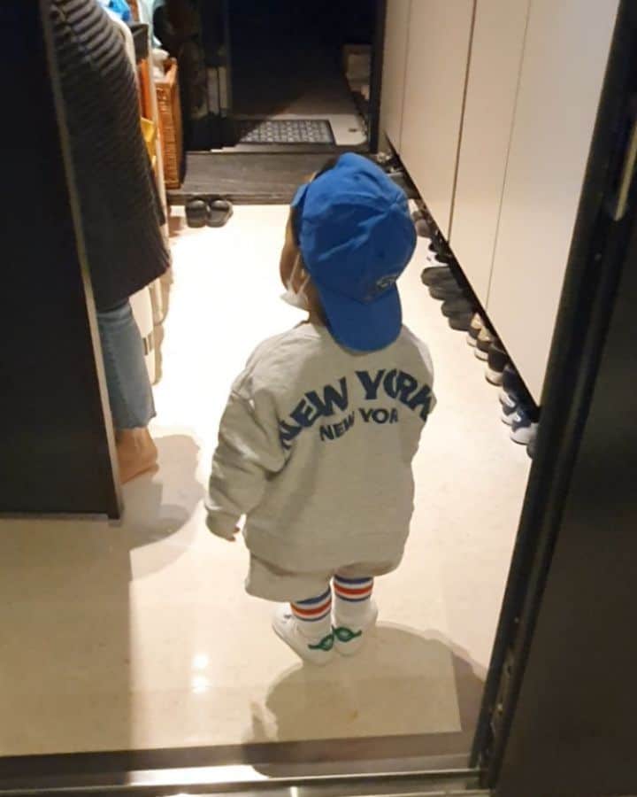 ミン・ヨンウォンのインスタグラム：「많이컸네요😘 #우리집대장 #김대장 👶 . 엄마손 안잡고 선생님들과도 잘 놀고 잘웃고~ 좋아하는 선생님 따라도 다니고 안기기도 하고 ㅎㅎ 신기해라~~잘크고있어서 넘 다행이야.  #부산적응완료 . 엄마도 잘챙기고 이모도 잘챙기는 매너남 . 자상함은 타고 나는거였나봐요 엄마 쪼그려서 앉아있음 의자 가져다주고 앉으라고하고 잼있는거 좋은거 보면 엄마도 해보라고하고 맛난거보면 엄마  아~하라고 하고 먹여주고 . 넘 잘챙기는거 신기👀👀👀 . . . . . . . . 창오삼촌의  모자부터 가을옷 선물셋트~~~ 민서는 좋겠다~~~~선물도 마니받고 사랑도마니받고🥰🥰🥰 #19갤아기 #먹방 #푸드파이터#먹방요정  #사랑해  #육아일기 #신혼일기 #육아맘 #육아소통 #일상 #소통 #맞팔 #데일리 #황금돼지띠아들 #오오티디  #베이비스타그램  #babyboy #family #❤」