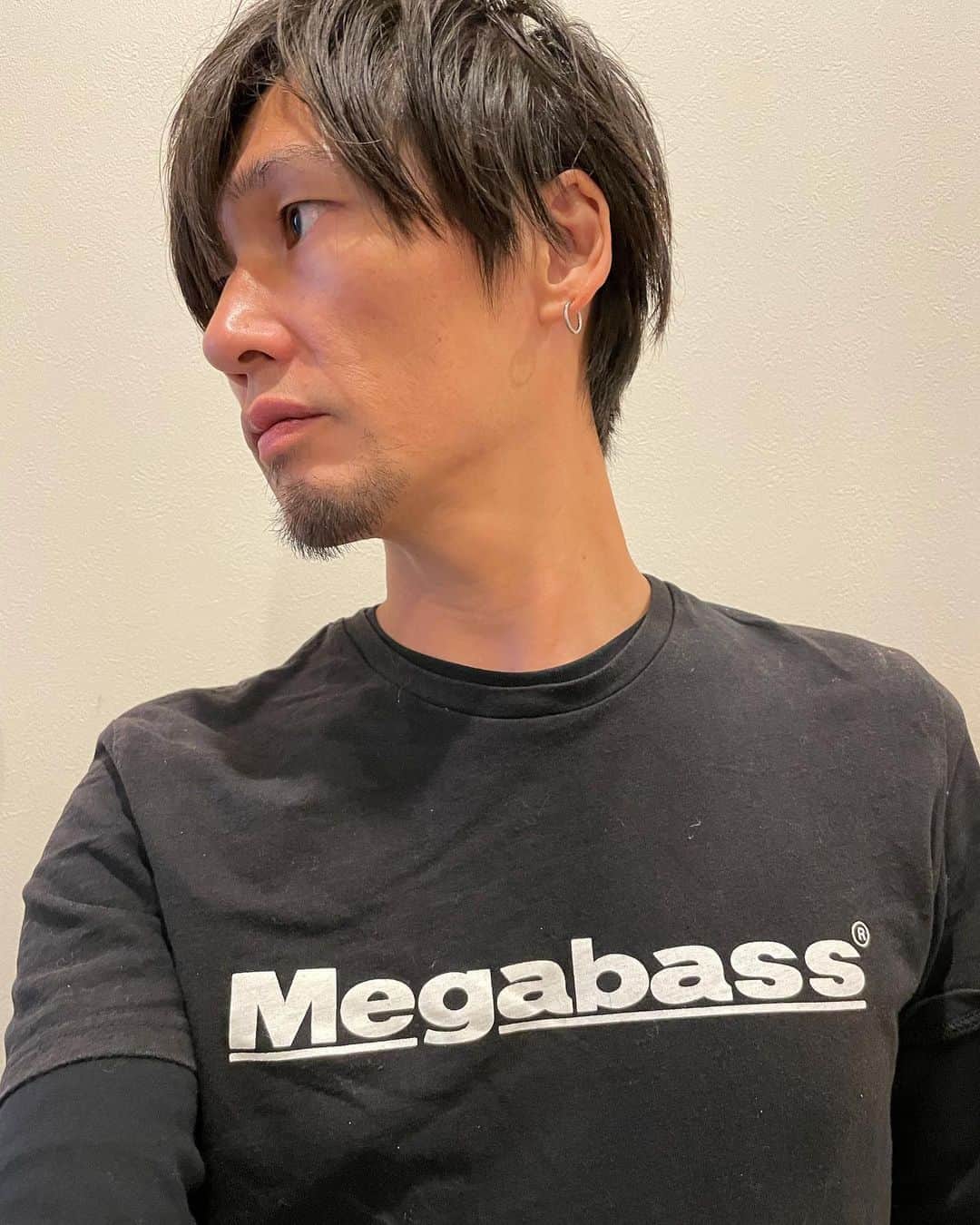 のインスタグラム：「. Megabassの昔から変わらぬシンプルなロゴデザイン。結局カッコエエね❤️ TシャツレイヤードStyleで、軽く上着羽織って脱いだり着たり。  そろそろパーカーの出番も多くなりそうですね🤡そんなMegabassのアパレルは、メガバスオンラインショップで購入できます🙋‍♂️  ええやんかぁ〜👕👖🧑🏻‍🎤🏆🙆‍♂️  #megabass #メガバス  #アパレル #ファッション  #ロゴt #ロゴtシャツ  #淀川で着てる人僕以外見たことない #どこ見てんねんシリーズ  #バス釣り #バスフィッシング  #ええやんかぁ  #ええやんかぁの輪」