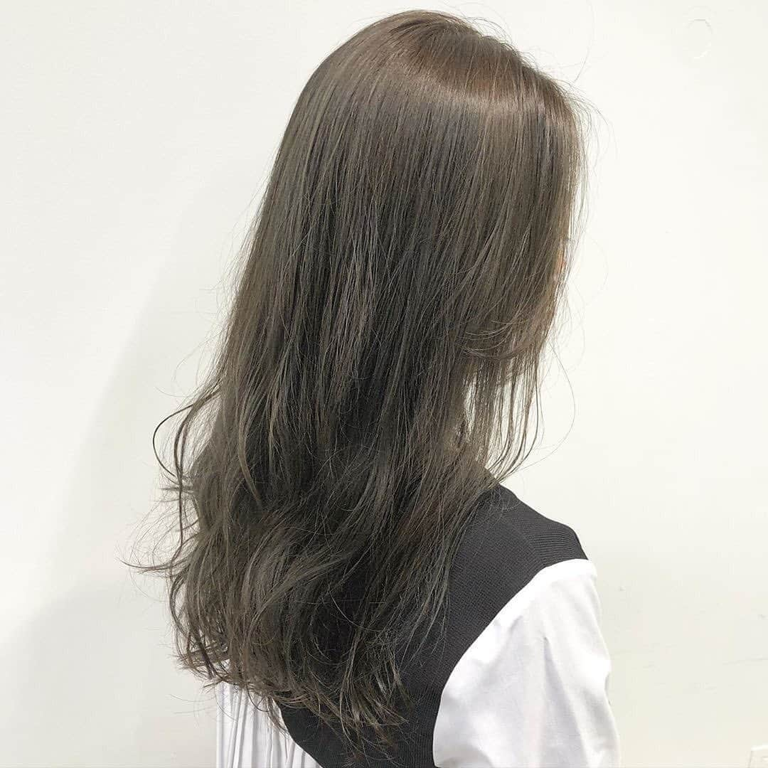 カロリー500さんのインスタグラム写真 - (カロリー500Instagram)「【#アッシュグレージュ×#ブリーチなし ✨ 】  #aNdD ヘアカラー特集✨  今回ご紹介させて頂くのは　 @guri_asa_y_hair さんの投稿です! 素敵な投稿ありがとうございます！✨  以下投稿より —————————————————————  💖ブリーチなしアッシュグレージュ💖 ・ ✨暗めだけど暗すぎず透明感最大のアッシュグレージュ✨ 【カウンセリング時に保存しておくと便利ですので是非お使いください】✌️ ・ 僕のブリーチなしのこだわり💖 ・ 是非僕にお任せください😊 ・ 自分史上最高を証明致します😊 ・ 必ず可愛く致します❣️ ・ ↓✨こんな方必見✨↓ ・ 💖赤みが気になる💖 ・ 💖ブリーチはなしでおしゃれで透明感カラーにしたい💖 ・ 💖暗くしたいけど透明感が欲しい💖 ・ どんな悩みもお気軽にご相談ください❣️ お客様一人一人に寄り添って必ず可愛く致します😊 ・ 【ご新規様カットカラートリートメント/¥8800円】 ご予約はDMor URLで承っております🙇‍♂️   —————————————————————  ✼••┈┈••✼••┈┈••✼••┈┈••✼••┈┈••✼  【aNdDヘアカタログ】では、ヘアスタイルやヘアアレンジ、メイクでかわいく・きれいになるための情報をお届けしていきます✨  ✼••┈┈••✼••┈┈••✼••┈┈••✼••┈┈••✼⠀ #ヘアスタイル #ヘアセット #ヘアアレンジ #ヘアカラー #カラー #グラデーション #ハイライト #ブリーチ #髪色 #グレージュ#ブリーチカラー #ロング #ロングヘアー#ヘアカラーカタログ #haircolor#ベージュカラー#アッシュカラー#ブリーチなしグレージュ#ブリーチなしカラー#ベージュ#ブリーチなしベージュ#ブリーチなしアッシュ#ブリーチ無し#ブリーチ無しカラー#グレージュカラー#グレージュ#透明感カラー#グレーアッシュ」10月25日 17時03分 - andd_food