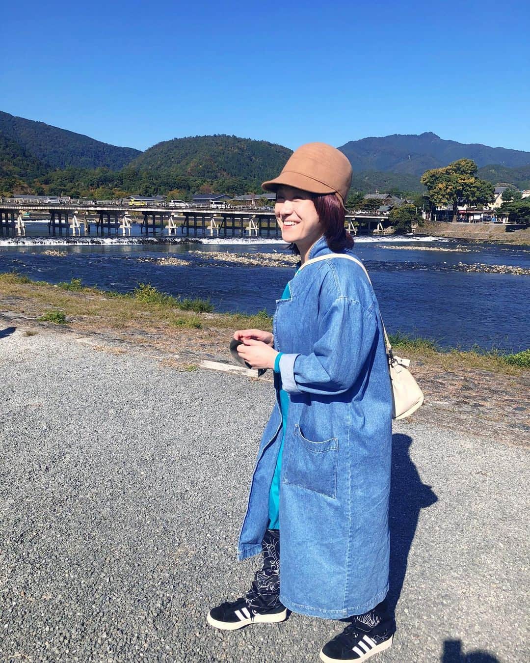 和田美枝のインスタグラム：「ARASHIYAMA🍁  #京都 #Kyoto #嵐山 #渡月橋 #竹林 #野宮神社 #バスなしツアー #気候に恵まれた日 #pleasant #京都に住みたい欲が止まらない」