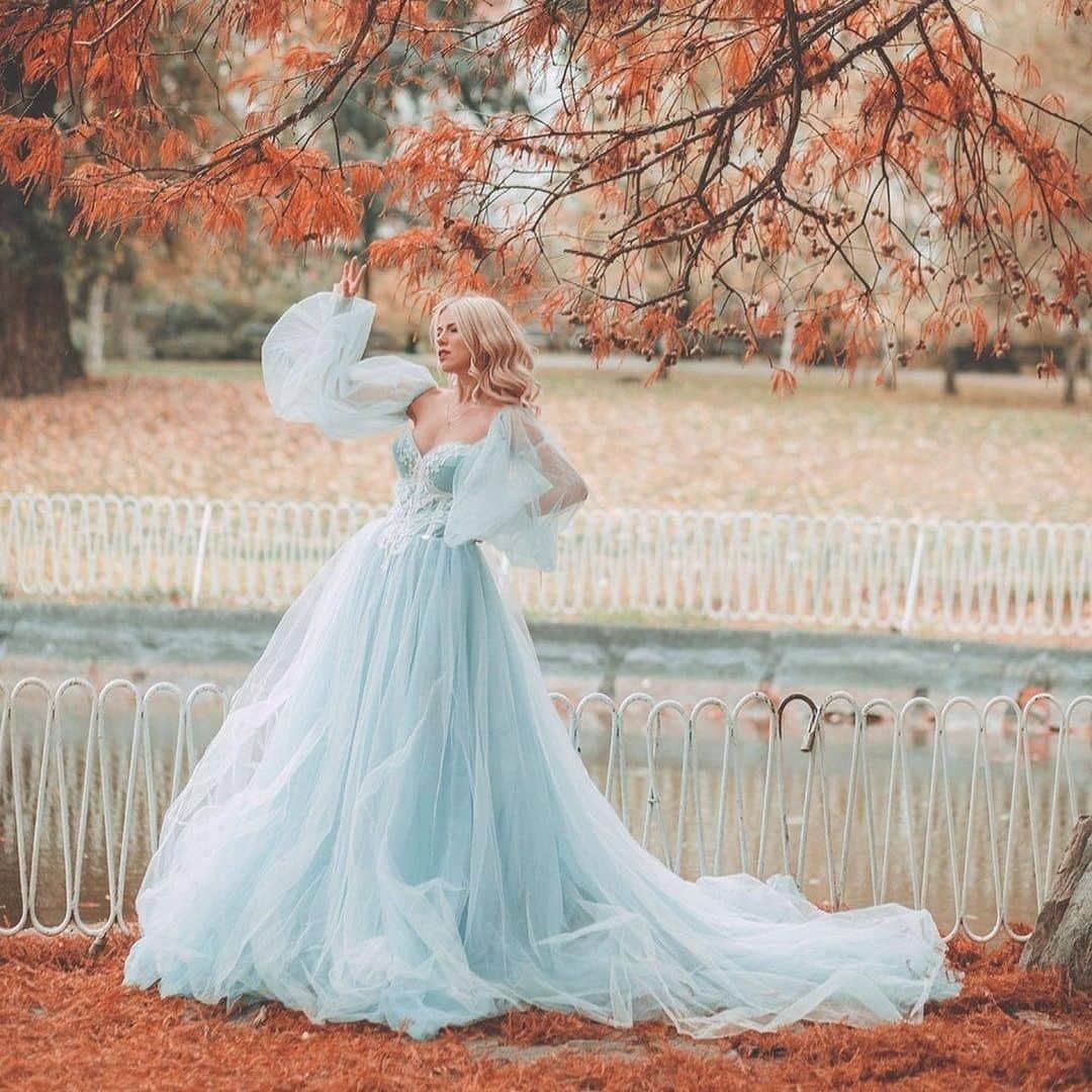 ♡プラコレWedding·⋆*さんのインスタグラム写真 - (♡プラコレWedding·⋆*Instagram)「@placolewedding【#DRESSY花嫁 】【#プラコレ】をつけて投稿&フォローしてね♩ . ＝＝＝＝＝＝＝＝ . 今の季節にぴったり、. カラー別ロケーションフォトアイディア🌈♡  カラードレスの色を変えると こんなにもお写真の雰囲気が変わります* なりたいイメージに合わせて カラードレスの色をセレクトするといいですよ♩ >カバーは、#美女と野獣 の #ベル のようで とってもロマンチックですよね💛  📷 Photo by...@jovanarikalo さん . ＝＝＝＝＝＝＝＝ 『#DRESSY花嫁』『#プラコレ』の ハッシュタグをつけて写真をUPしてね✦ 花嫁アプリ『DRESSY by プラコレ』の 記事に掲載＆リグラムされるかも♩ . みなさまからのいいねや保存 コメントをお待ちしています♥ 「このウェディングドレス可愛い！」 「ヘアスタイルも気になる！！」 「今の花嫁さんの流行りは！？」etc. . ＝＝＝＝＝＝＝＝ 花嫁アプリでは、 プロのアドバイザーに結婚式の相談を何度でも♡ ウェディングドレスの記事や、 自分のウェディングレポを残せちゃう♡” . ＞＞＞TOPのURLからcheck ⋈ @placolewedding ＞＞＞結婚のご相談は プラコレウェディングアドバイザーへ♡ @wedding_adviser ＞＞＞ウェディングレポを残したいなら、 farny by プラコレをcheck ✎ @farny_wedding ＞＞＞ウェディングアイデア＆DIYは ドレシーアイデアcheck ❁ @dressy_idea >>>素敵なドレスに出会いたい花嫁さま♡ @dressyonline_をcheck . ＝＝＝＝＝＝＝＝＝＝＝＝＝＝＝＝ . #プレ花嫁 #卒花 #花嫁 #卒花嫁 #結婚 #結婚式 #結婚準備 #花嫁準備 #weddingtbt #花嫁コーディネート #試着レポ #farnyレポ #2020冬婚 #2020秋婚 #2021春婚 #花嫁コーディネート #ナイトフォト #ロマンチックフォト #撮影指示書 #ナイトウェディング #イルミネーション #ロケーションフォト #海外ウェディング  #weddingphoto」10月25日 17時12分 - placole_dressy