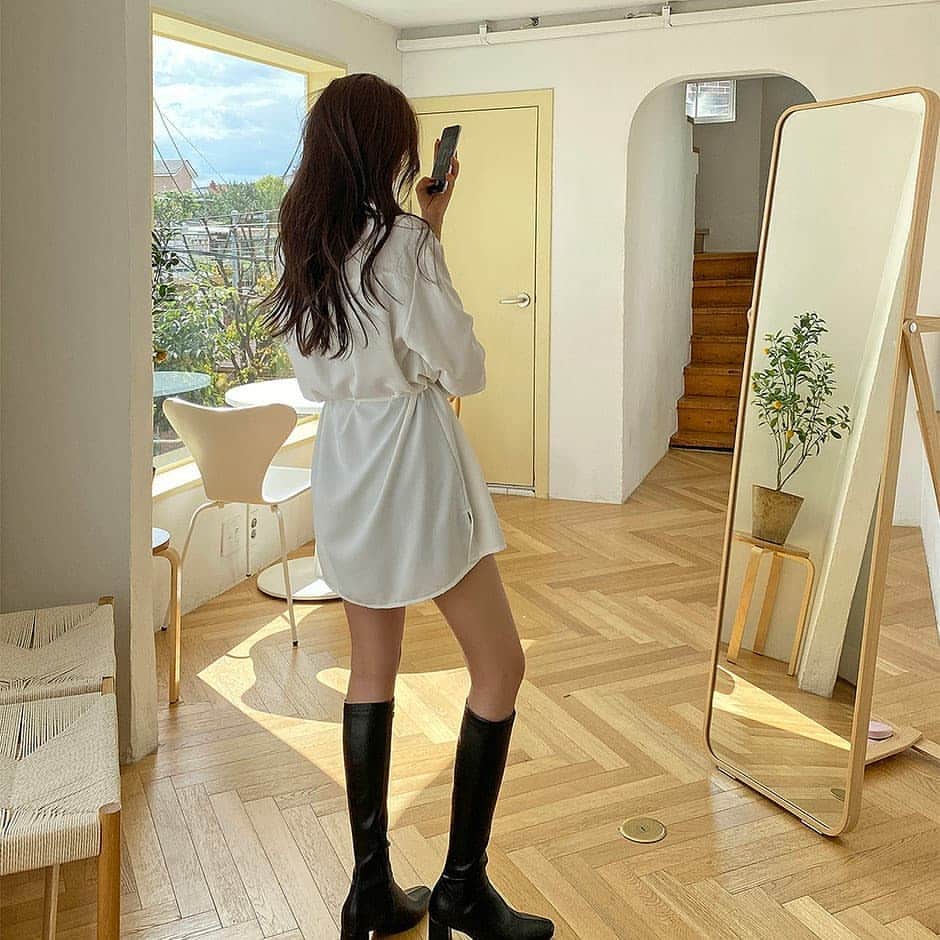 Chuuのインスタグラム：「블루마틴셔츠 아이보리 색상😎 미니 원피스처럼 예쁘게 연출해 보세요! 다양한 아이템과 함께 코디하면 활용도가 업업업!  #츄 #chuu #dailylook #데일리룩 #코디추천 #셔츠원피스 #미니원피스」