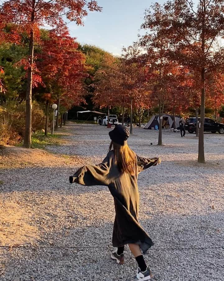 キム・ダヘのインスタグラム：「가을+단풍+캠핑... 🍁❤️」