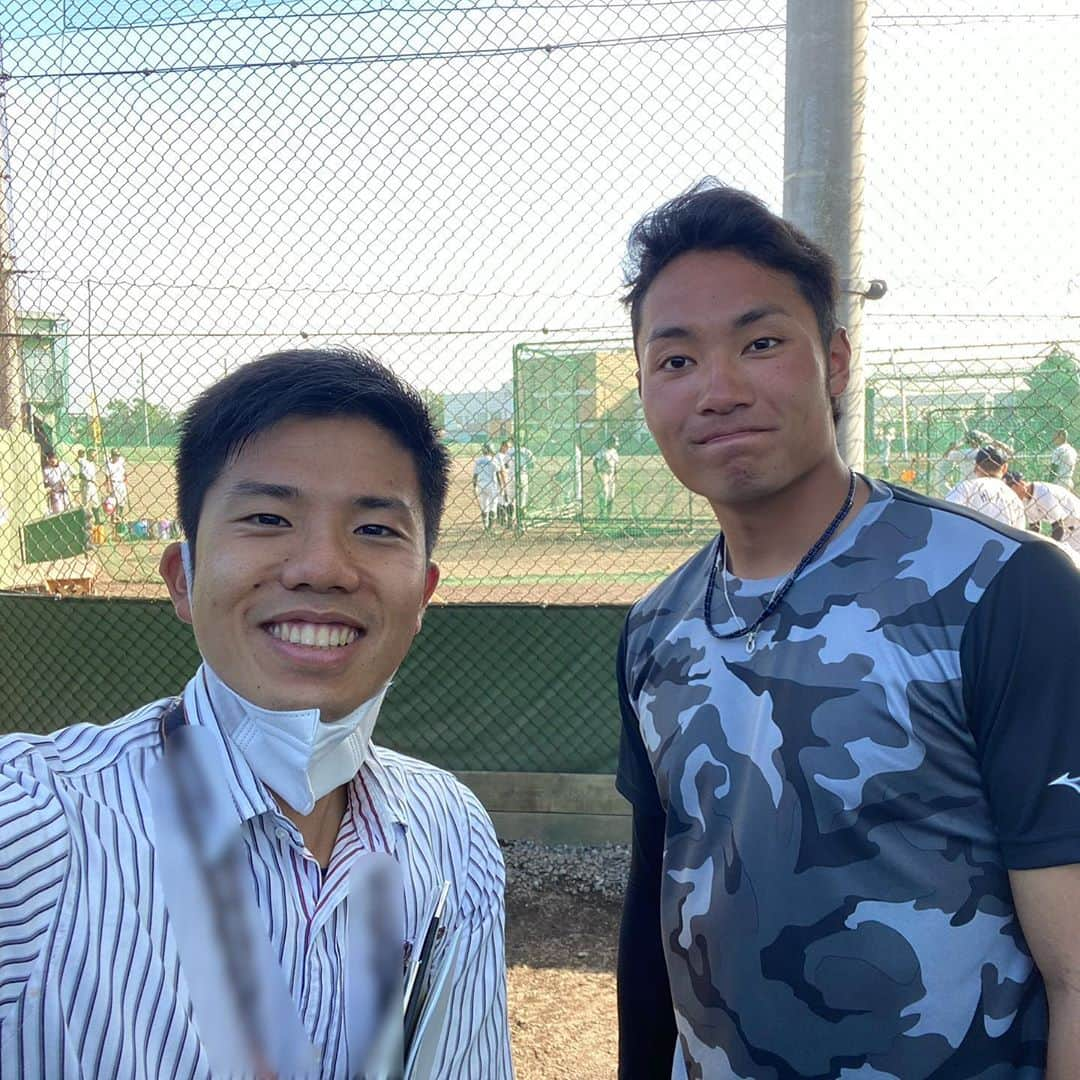 五十幡裕介さんのインスタグラム写真 - (五十幡裕介Instagram)「いよいよ明日、 プロ野球ドラフト会議が行われます。 プロ野球の世界を目指す、 北海道出身、また北海道の高校や大学でプレーする選手を、 毎年取材しリサーチしています。 その選手たちの動向が気になって気になって、 勝手ながら固唾を飲んでドラフトを見ているのですが…。 写真は、苫小牧駒澤大学の伊藤大海投手。 今年7月、私が駒大苫小牧高校取材でグラウンドにいたら、 偶然久しぶりに会った時のものです。 2015年、伊藤投手が駒大苫小牧高校3年の時に、 初めて取材をしました。 印象に残っているのが、高校最後の試合となった夏の北海高校戦。 負けはしましたが、延長13回を一人で投げ抜く気迫を見ました。 2018年、苫小牧駒澤大学2年の春のリーグ戦で、 初登板した試合も観に行きました。 もちろんドラフト当日にならなければ結果はわかりませんが、 色々と想像すると本当にどきどきしますね。 . 明日26日(月)のイチオシ!!では、 ファイターズの指名選手、北海道関連選手の指名の状況を、 速報でお伝えする予定です。  #プロ野球 #NPB #ドラフト会議 #ドラフト #26日 #北海道 #注目選手 #苫小牧駒澤大学 #伊藤大海 投手 #駒大苫小牧 高校 #鹿部町 出身 その他にも #阿部剣友 投手 #片山楽生 投手 #根本悠楓 投手 #遠藤暉世己 投手 #上出拓真 投手 #河村説人 投手 #倉内凱之 投手 #近藤廉 投手 #タイシンガーブランドン大河 選手 #中村亮太 投手 #若林楽人 選手 #今川優馬 選手 #亀山英輝 投手 #辻本勇樹 選手 北海道関連選手が沢山います！！ #700投稿目 #HTB #アナウンサー #五十幡裕介 #イチオシ!!」10月25日 17時14分 - htb_isohatayusuke