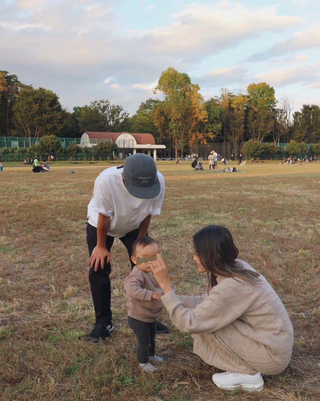 佐野真依子さんのインスタグラム写真 - (佐野真依子Instagram)「楽しかった従姉妹家族と 週末ピクニック🌾 大好きな紅葉の 季節がやってきた🙈🍁 広ーい原っぱでてちてち できて楽しそうだった息子🐒」10月25日 17時15分 - sanomaisanomai