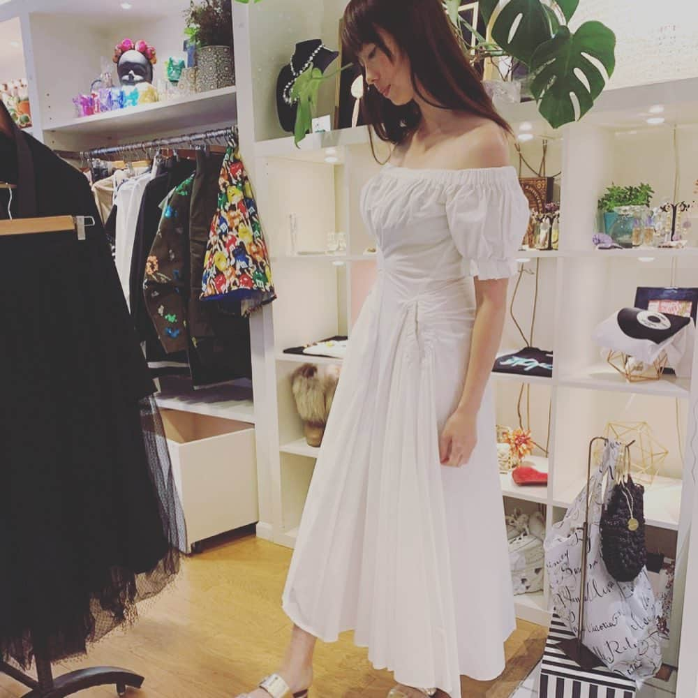 佐藤康恵さんのインスタグラム写真 - (佐藤康恵Instagram)「衣装フィッティング🎶 皆さま、お楽しみに！  💖💖💖 佐藤康恵音楽配信はコチラから🔽 https://big-up.style/E9iLo640Kb 💖💖💖 佐藤康恵のYouTubeチャンネル Yasue Sato Music ♡♪🔽 https://youtu.be/QTVidBCnG9Q  #mv撮影 #ysjewel #yasuesato #佐藤康恵 #japanesemodel #japaneseactress #singer #歌手 #女優 #モデル #youtuber #曲リリース #mama #二児の母 #spotify #サンシャインアワーズ #sunshinehours」10月25日 17時18分 - yasuesato.official