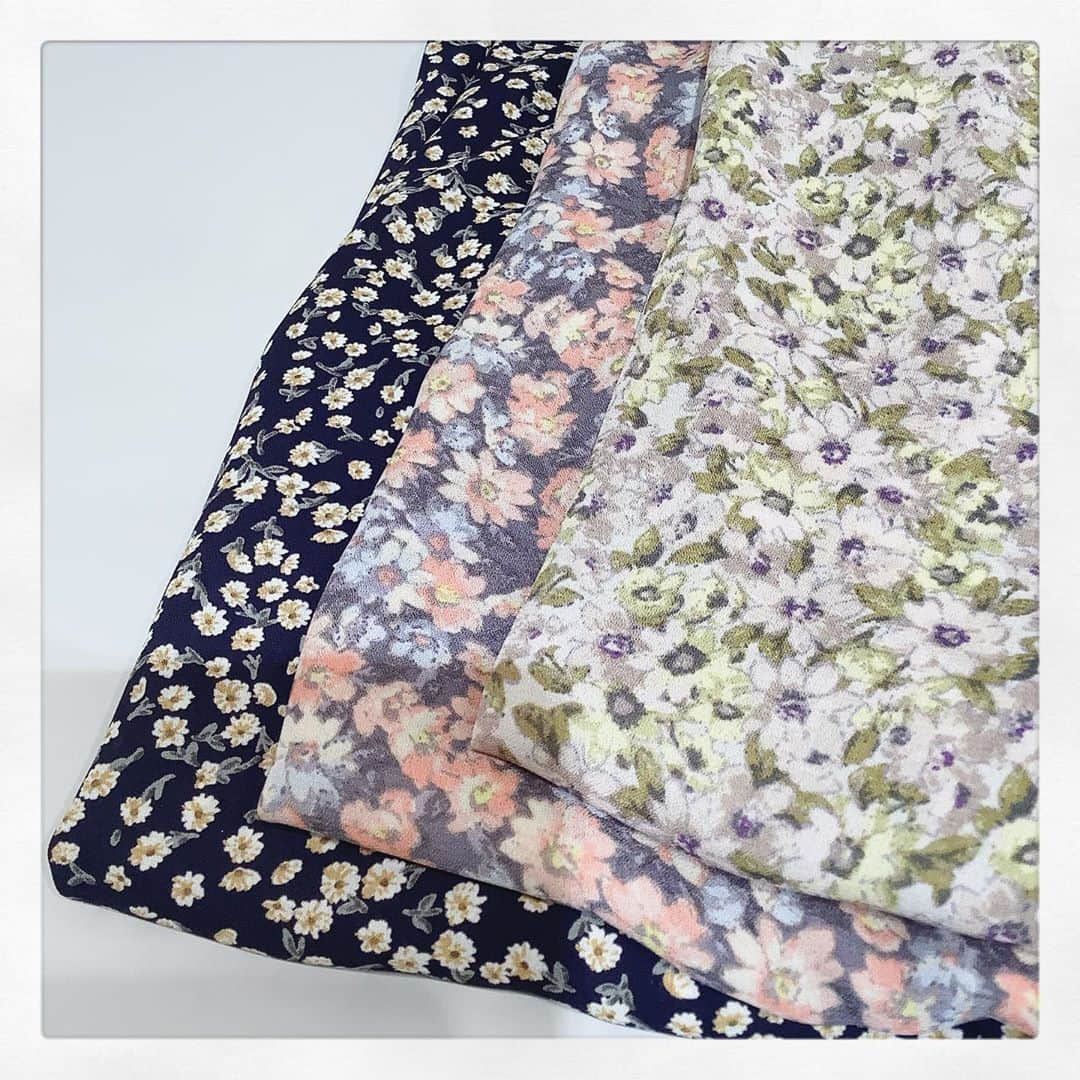 のインスタグラム：「[flower print] . それぞれ柄が違うので、どれも印象が異なり素敵です💫 ジョーゼットの素材は羽織やインナーで気温調節がしやすいので、とても万能です。 可愛いだけでなく、上品さも兼ね備えてるアナトリエらしい一枚です。 . 528-89401 ¥12,000+tax  . . #anatelier #anatelierofficial  #アナトリエ #flowerprint」