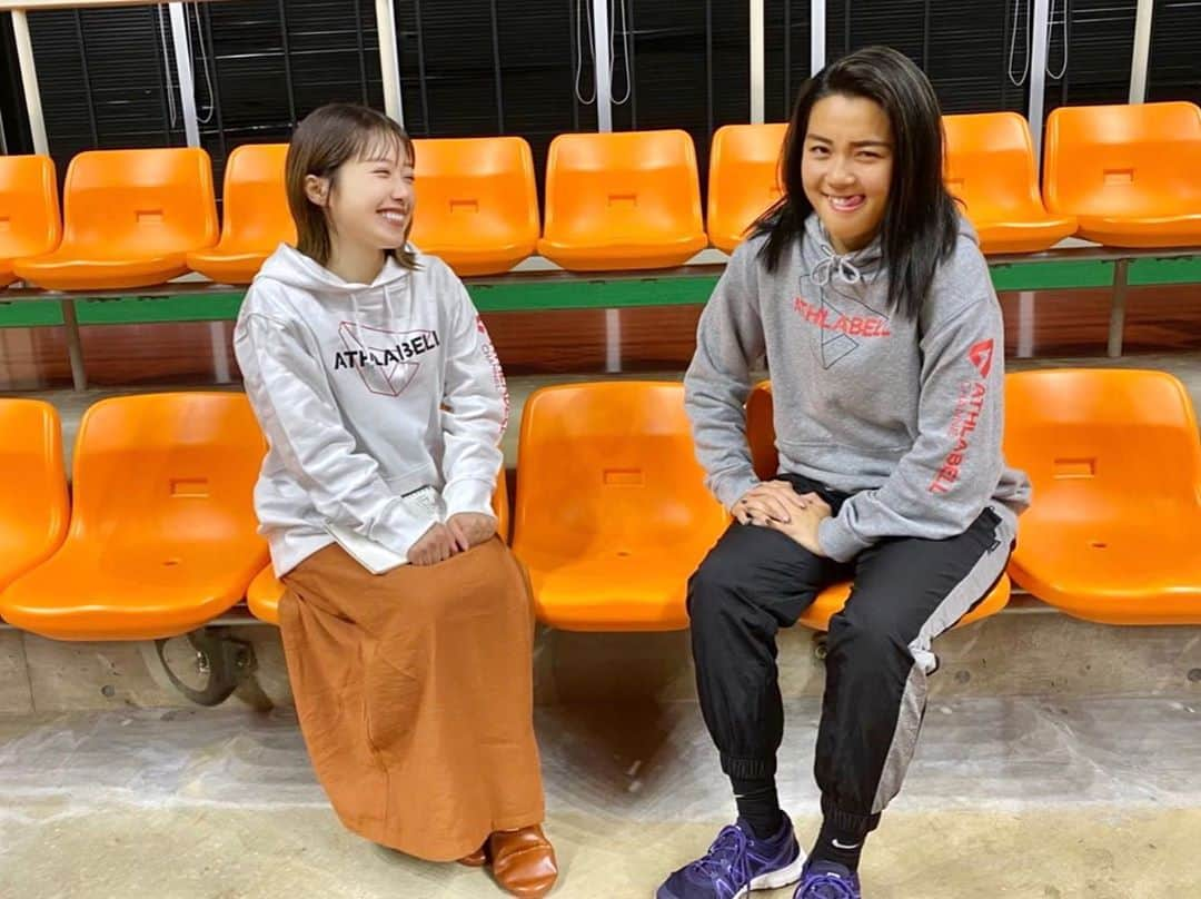 峰麻美さんのインスタグラム写真 - (峰麻美Instagram)「渡邉陽選手（東部ダイハツグループ所属）へのインタビュー🎤  力強い真剣なアスリートの顔と、飾らない天真爛漫な女性の顔とのギャップがとても魅力的な方でした✨  シーズンは始まったばかり！ みなさん、渡邉陽選手にご注目ください👍  （インタビューに関してはリリースされ次第ご報告します！）  #ski #skijumping  #athlavel #スキージャンプ #渡邉陽 選手 #陽と書いてみなみと読みます #美人アスリート #美女アスリート #アスラベル」10月25日 17時21分 - asaaaaami.0702