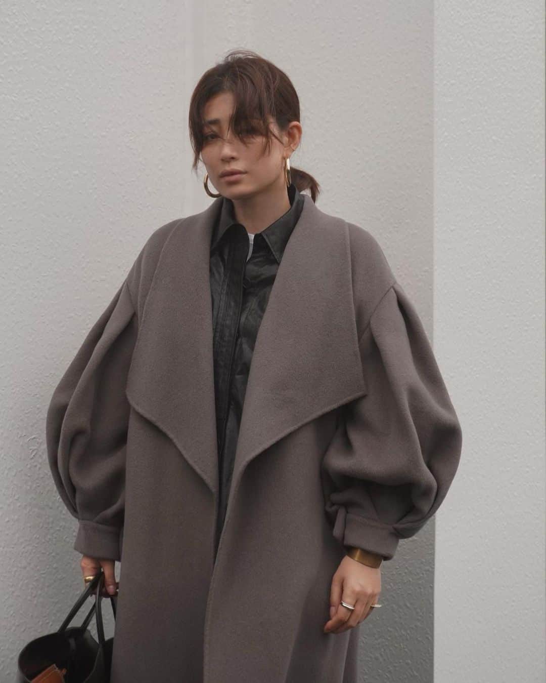 JUNNAのインスタグラム：「お袖のボリューム🤭  10月29日発売の バルーンスリーブリバーコート  #2020ETRE_AW  【新作発売スケジュール】 📍ルミネ新宿店　毎週木曜日 📌ETRÉ TOKYO  毎週木曜日19:00 📌ZOZOTOWN  毎週金曜12:00 📌ELLESHOP  毎週土曜19:30  #コート#冬服#秋メイク#秋#冬#冬コーデ #ヘアカラー #ヘアスタイル#ヘア#ヘアケア#メイク#リップ#アディクション #コスメ#スキンケア#ベースメイク#保湿ケア#肌ケア#YouTube#bobbibrown#celvoke#uzu#aesop#ysl#yslbeauty#diormakeup #dior#narscosmetics#therow」