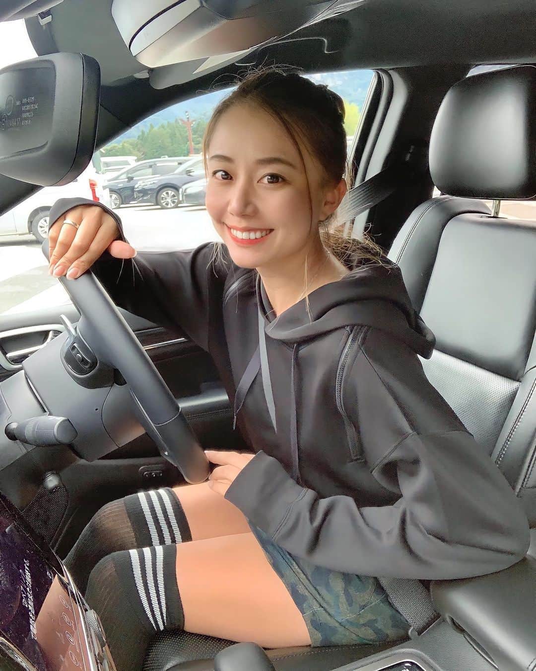 のインスタグラム：「少し早めのこんばんは⭐️ . この前の女子旅はJeepのグランドチェロキー借りて行ってきたよ💕🚘 . ゴルフバッグも泊まりの荷物もたくさん載せられるからほんと最高❤️🧳 . 写真はみんながスタバ行ってる間にあずちゃんと駐車場で撮ったよ✨ . 服: @nergyjapan  #ジープ#JEEP#グランドチェロキー#女子旅#ジープ女子#ゴルフ#ゴルフ女子#golf#golfgirl#golfswing#ゴルフスイング#sports#スポーツ#スポーツ女子#골프#골프여자#스포츠#高尔夫球#高尔夫#ドライブ」