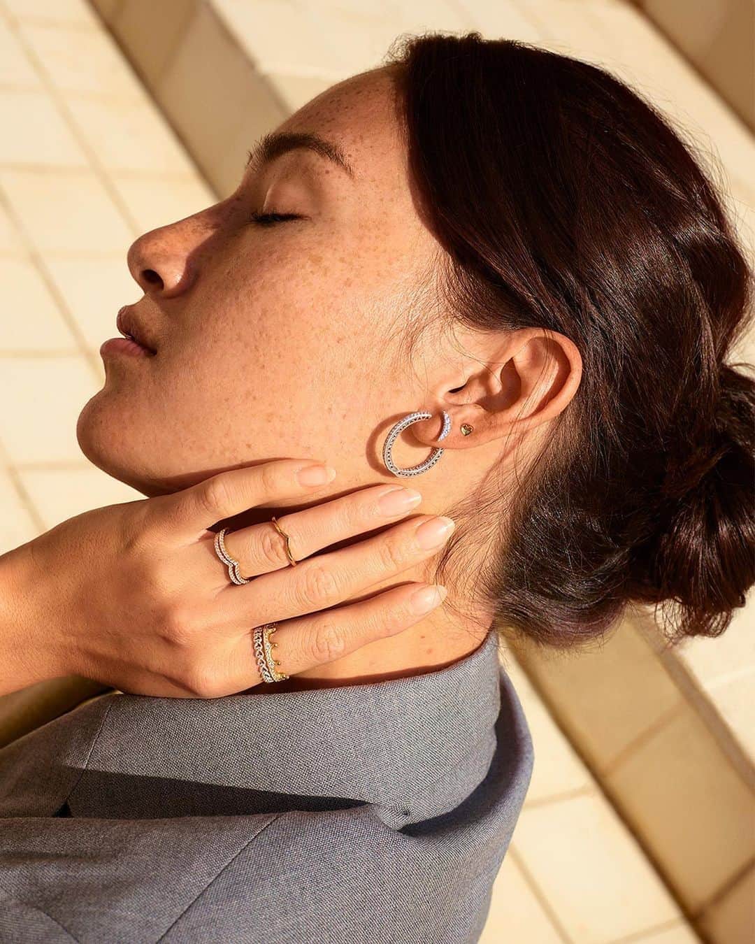 PANDORAさんのインスタグラム写真 - (PANDORAInstagram)「Details, details, details. Pavé heart hoops combine with playful studs and stacked rings to create subtle contrasts of texture, colour and shape. #PandoraStyle #PandoraRings #PandoraJewellery」10月25日 17時24分 - theofficialpandora