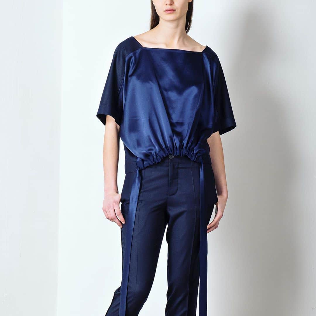 のインスタグラム：「#jeanpaulknott #fallwinter20202021 #belgiumdesign #minimaldesign #multiwaydressing #navybluetop #flannelandsilk #matchingpants #mireilleroobaertphotography #modelmelanie」