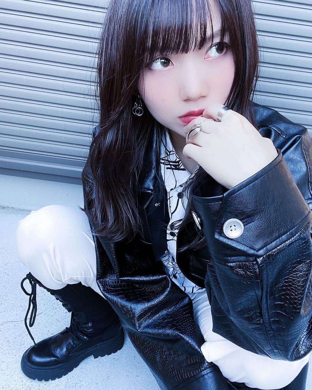 のインスタグラム：「𝑻𝒐𝒅𝒂𝒚'𝒔 𝒄𝒐𝒐𝒓𝒅𝒊𝒏𝒂𝒕𝒆🌌  こういうパンツ履くの珍しいけど ブーツに合わせるのかわいいな」