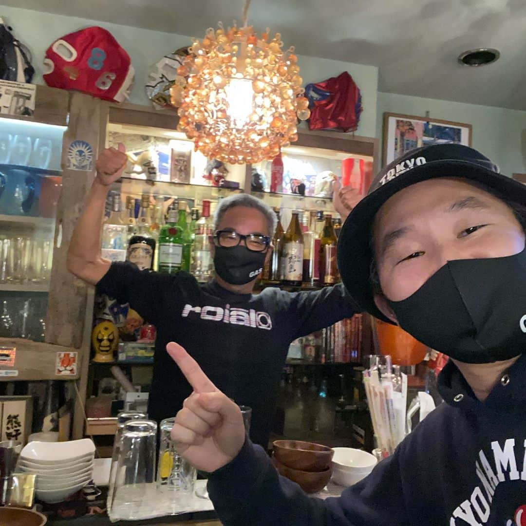 植田朝日のインスタグラム：「🍺🍺🍺﻿ ﻿ ラストナイトは自由が丘のコラソンBAR『ルチャリブレ』に顔を出す！w﻿ ﻿ やっぱ、あそこはパワースポットだわ。﻿ ﻿ ボロ負けした傷を癒し、その後、サウナへ行く元気を与えてくれた⁉️苦笑﻿ ﻿ もうすぐ信濃町の『クエルボス』もオープンだし楽しい場所が増えるね‼️‼️﻿ ﻿ #コラソンBAR #ルチャリブレ #自由が丘 #信濃町 #クエルボス #tokyo12」