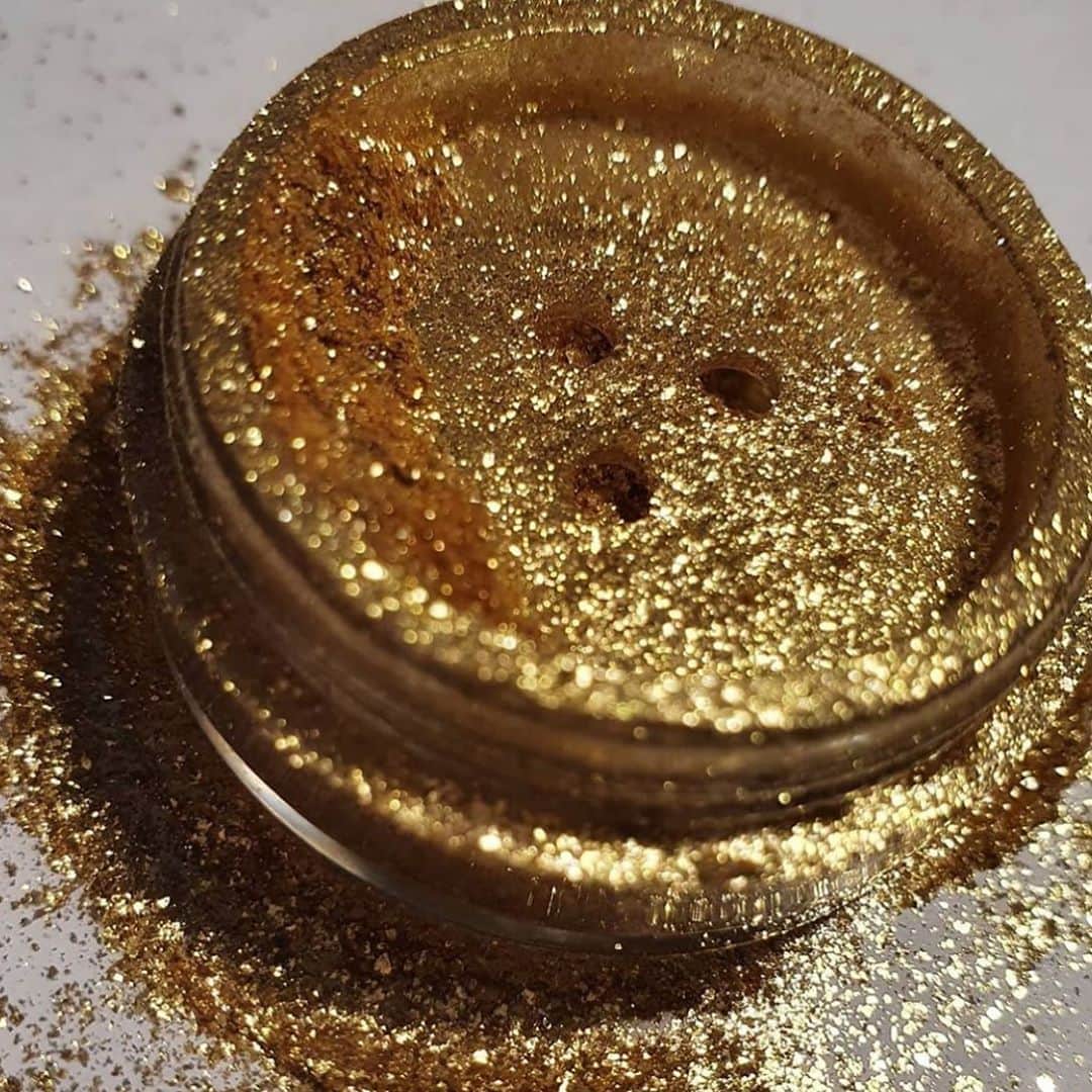 Makeup Addiction Cosmeticsさんのインスタグラム写真 - (Makeup Addiction CosmeticsInstagram)「Close up picture of 24 karat glitter by @makeupchloe94! Who else owns this gold glitter? Its the most beautiful colour 😱😱😱 Shipping internationally 🌏🌏 #makeupaddictioncosmetics #makeupaddiction」10月25日 17時28分 - makeupaddictioncosmetics
