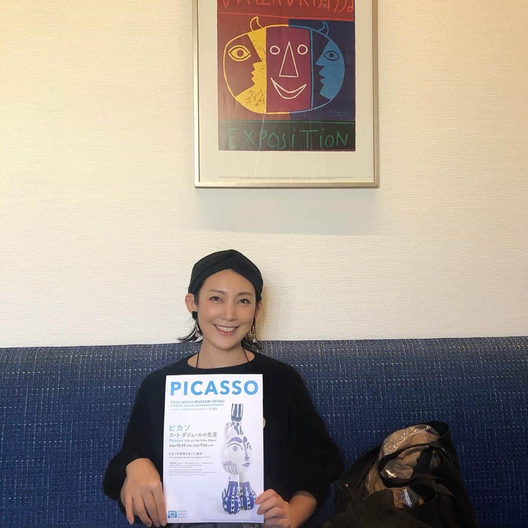 田中美里のインスタグラム：「新しく出来た ヨックモックミュージアム。  開館初日に行ってきました。  友人の家に招かれたようなゆったりとした気持ちの良い空間。  ピカソのセラミックの作品が観られます。  カフェも柔らかな日差しが入って癒されました。  友人のくろちゃん　@kurorin77  誘ってくれてありがとう。  #ヨックモックミュージアム #南青山  #picasso」
