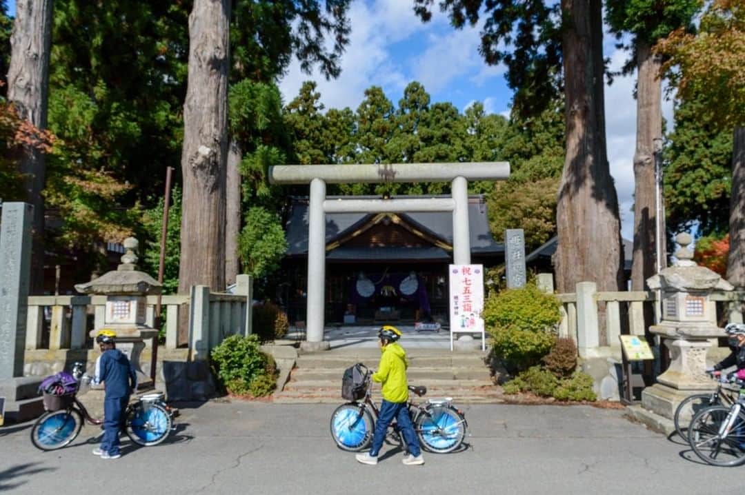 やまがた長井観光局さんのインスタグラム写真 - (やまがた長井観光局Instagram)「【街なかをサイクリング】🚴 ステキなお写真を求めて同行させてもらいました！ 見慣れた風景も自転車でのんびり行くと、また一味違って見えますね😌 某大女優さんが訪ねたスポットを辿りつつ同じポーズでなりきったり、横山さんのガイドで勉強もできたり、楽しさとボリューム満載の一日でした。 来春は『置賜さくら回廊』に合わせたサイクリングツアーに向けて作戦準備中🌸 ぜひお楽しみに‼️ https://www.facebook.com/100002354243457/posts/3533216186766821/?d=n」10月25日 17時30分 - nagai_kankou