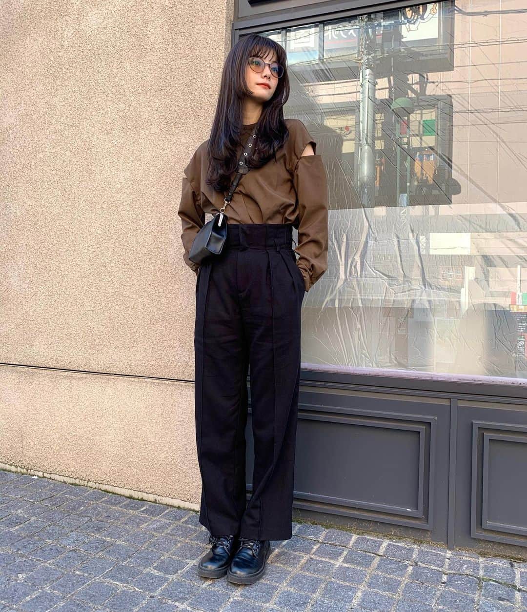 西谷菜々のインスタグラム：「. お財布、リップ、エコバッグだけIN👜(スマホはズボンのポケット) ちっちゃバッグが最近のブーム🤍」