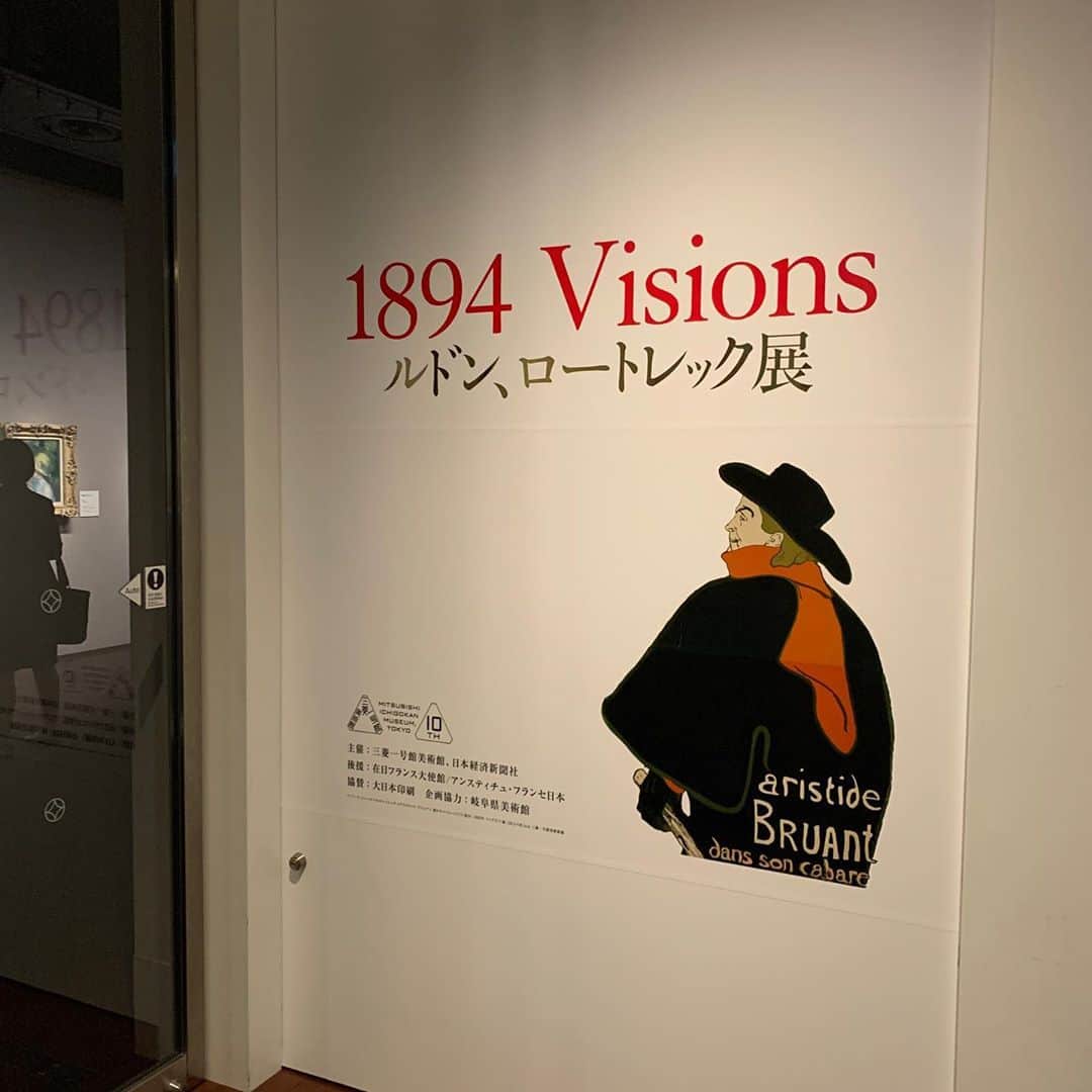 DJ AIKO 62さんのインスタグラム写真 - (DJ AIKO 62Instagram)「1894 Visions ルドン、ロートレック展 三菱一号館美術館 10月24日〜2021年1月17日  三菱一号館美術館の開館10周年にあたる今年最後の特別展を見てきました。  重厚な雰囲気の建物はジョサイア・コンドルによる設計、丸の内の顔と言っても良いアイコン的な存在です。1894年に丸の内初のオフィスビルとして竣工しましたが、1890年に三菱社が政府から払い下げをうけた頃は一帯はひどく寂れていたというから驚きです。  そんな1894年を一つの軸として、三菱一号館美術館の主要コレクションの一つでもあるルドン、ロートレックの作品を中心に、共同企画をした岐阜県美術館のルドンコレクション、ゴーガンも加わり、ルノワール、セザンヌ、ドガ、ミレー、モネ…そして日本の明治洋画にもスポットが当てられています。  三菱一号館の雰囲気も相まって、一枚一枚に見入っていたらあっという間に時間が過ぎていました。本来は「1894 Visions ルドン、ロートレックとソフィ・カル展」として、フランスを代表する現代作家を迎えたコラボ展示となる予定でしたがコロナ渦により急遽内容が変更に。ソフィ・カルからのメッセージも途中読むことができるので、見逃さないでくださいね。ウィットに富んでいて、これを読むことで4年後に延期となったソフィ・カルの展示も私はさらに楽しみになりました。  休館日・開館時間・入館料やお得なチケット、日時指定券などに関しては公式サイトをご確認ください。  ＊内覧会時に申請・許可を得て撮影をしています。転載・転用はできません。  #三菱一号館美術館 #1894visionsルドンロートレック展  #三菱一号館美術館10周年 #ルドン #ロートレック #ルノワール #モネ #ミレー #DJAIKO62 #学芸員djのdjaiko62  #美術館巡り #美術館好き #アート散歩 #東京アート散歩 #東京丸の内 #岐阜県美術館 #ソフィカル #芸術の秋」10月25日 17時52分 - djaiko62