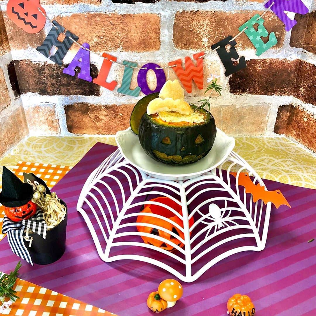 名古屋コミュニケーションアート専門学校_製菓調理のインスタグラム：「🎃 本日のオープンキャンパスは ハロウィンメニュー🎃 坊っちゃんかぼちゃを丸ごと使ったグラタンと、かぼちゃモンブラン🎃」