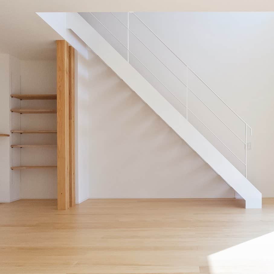 ナチュラルハウスさんのインスタグラム写真 - (ナチュラルハウスInstagram)「.﻿ シンプルでオシャレなリビングイン階段。﻿ ﻿ リビングに階段を設けることで、1Fと2Fのつながりが生まれます✨﻿ 段差部分が空洞になるスケルトン階段にすることで、リビングを広く見せ、階段下の収納も広くとることができました👀﻿ ﻿ 階段デザインを検討される際はぜひ、ご参考にしてくださいね😊﻿ ﻿ _____________________________ ✍🏻﻿ ﻿ “家族で 笑顔で 幸せに”﻿ ﻿ 福山市を中心に注文住宅や規格住宅を取り扱っている【ナチュラルハウス】です☺︎︎︎﻿ ﻿ 他にもたくさんの施工事例掲載しております🐾﻿ ﻿ 詳しくはこちら▼﻿ 📌@naturalhouse_﻿ ﻿ #階段 #リビング階段 #おしゃれな階段 #白い階段 #スケルトン階段 #階段下スペース #階段下収納 #ナチュラルハウス #福山ナチュラルハウス #福山注文住宅 #尾道注文住宅 #福山家 #福山工務店  #福山家づくり #マイホーム #施工事例 #デザイン住宅広島 #福山新築 #福山子育て #福山ママ #子育て家族 #家族で笑顔で幸せに」10月25日 17時48分 - naturalhouse___