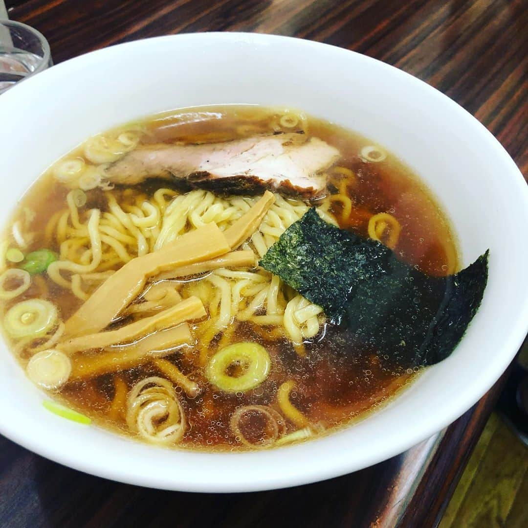 小宮山雄飛さんのインスタグラム写真 - (小宮山雄飛Instagram)「高円寺の町中華・天王で、ラーメン半炒飯ともやし卵焼き（もちろんビール）。 いわゆる町中華なんだけど、生姜ラーメンがあったり、気の利いた炒め物があったりしっかり美味しいものを出してくれる名店。 しかし出てくるのは異常に遅いので、混雑時は瞑想でもしているのが良いでしょう。」10月25日 17時49分 - yuhikomiyama