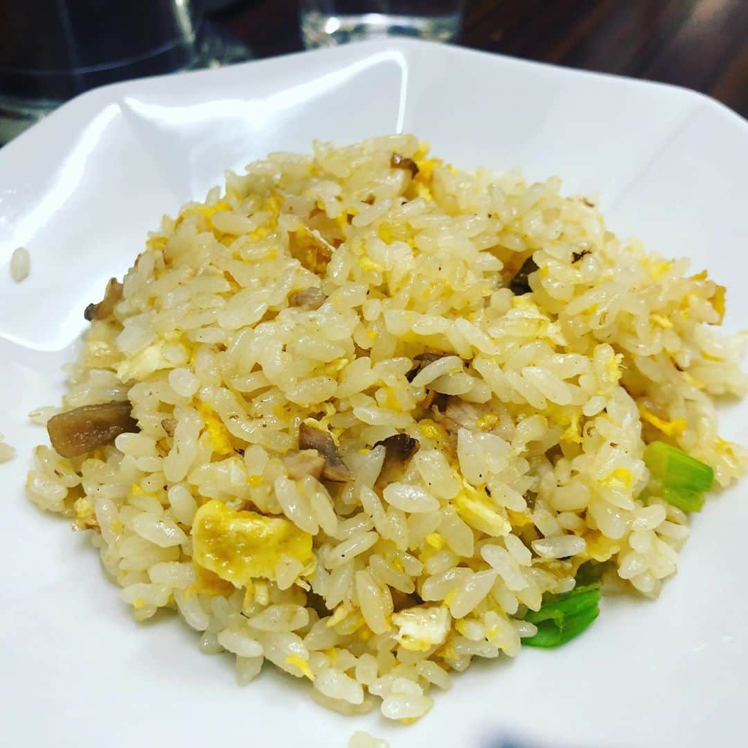 小宮山雄飛さんのインスタグラム写真 - (小宮山雄飛Instagram)「高円寺の町中華・天王で、ラーメン半炒飯ともやし卵焼き（もちろんビール）。 いわゆる町中華なんだけど、生姜ラーメンがあったり、気の利いた炒め物があったりしっかり美味しいものを出してくれる名店。 しかし出てくるのは異常に遅いので、混雑時は瞑想でもしているのが良いでしょう。」10月25日 17時49分 - yuhikomiyama