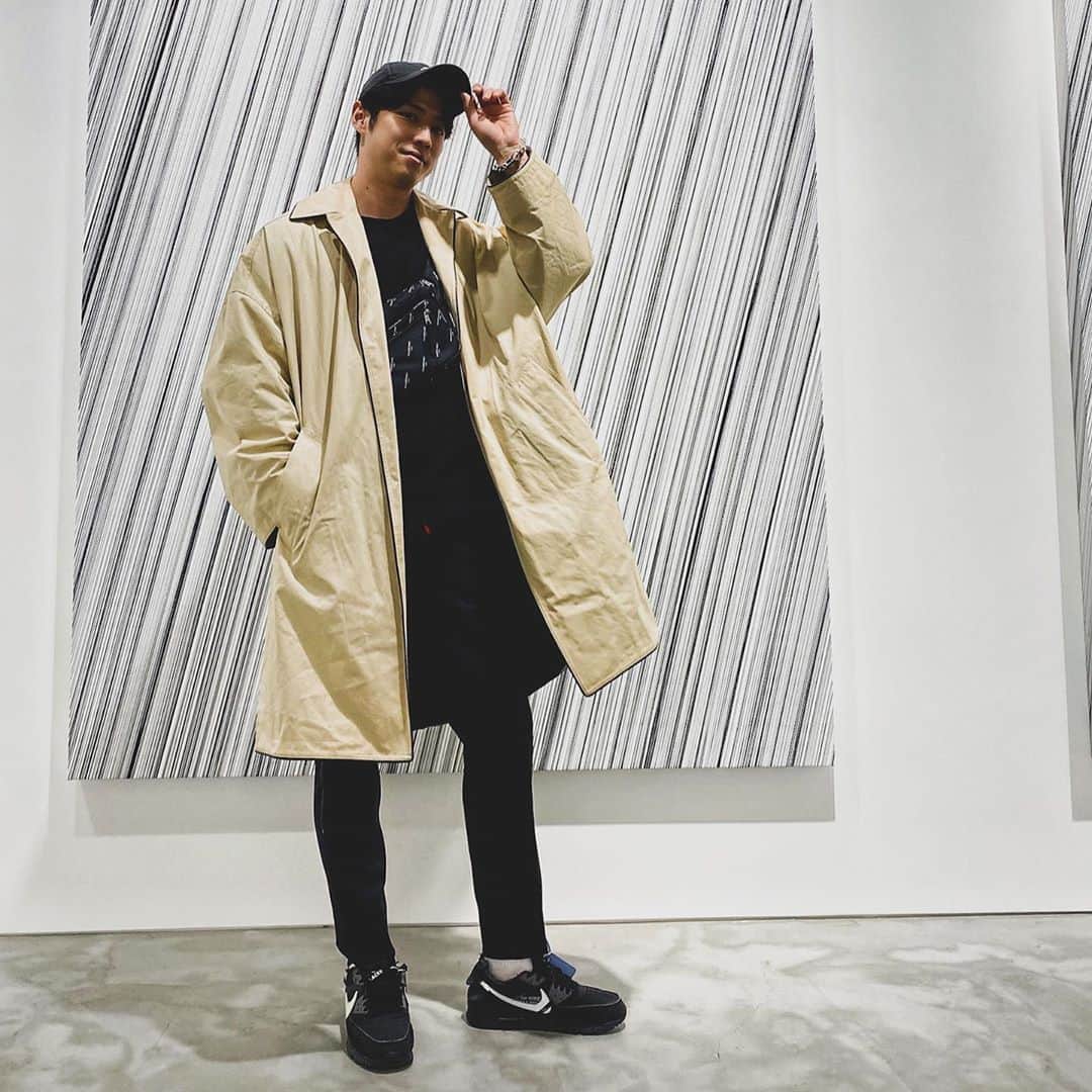 のインスタグラム：「名和晃平さんの個展にお邪魔しました🎨 難しいことわからないけど、好き。  Coat: #balenciaga  Tops: #vetements  Trousers: #neilbarrett  Shoes: #offwhitenike Bag: #balenciaga  @balenciaga @vetements_official @neilbarrett @offwhitenike」