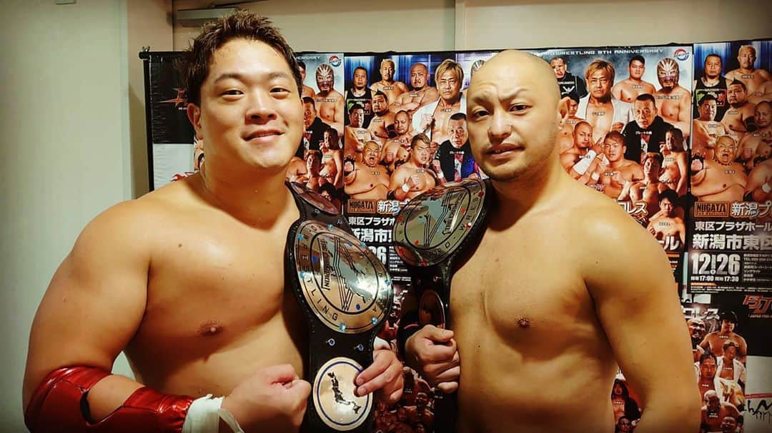 河上隆一のインスタグラム：「新潟プロレスタッグ王座を奪取!  #飛艶　でまたタッグ取れたのが純粋に嬉しい!  最後の菊田のまさかの抑え込み! 痺れたぜ!!!  第2代王者として新潟のアンチエイジングをします♪  次回は１１月3日新潟プロレスで防衛戦!  #bjw #飛艶　#新潟プロレス　#マッチョ　#プロレス」