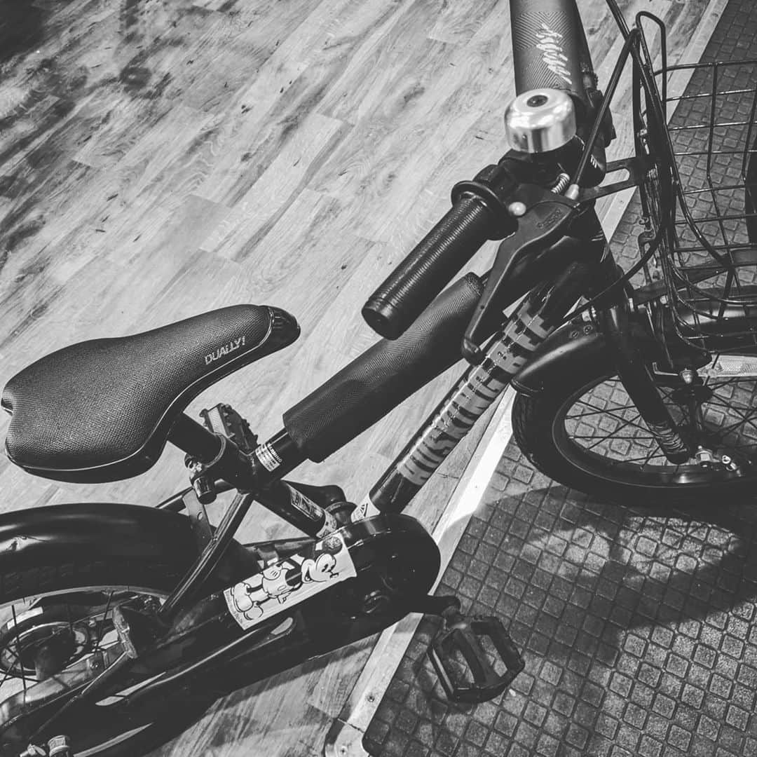 磯部正文のインスタグラム：「娘が約3年乗った自転車を買い換え 昔  友人が作ってくれたハスキンステッカーを貼っていた 自転車屋に引き取ってもらう時に  お世話になったねえ  と呟いていたら  泣きそうになるからもう言うのやめてと娘 お世話になりました🚲」