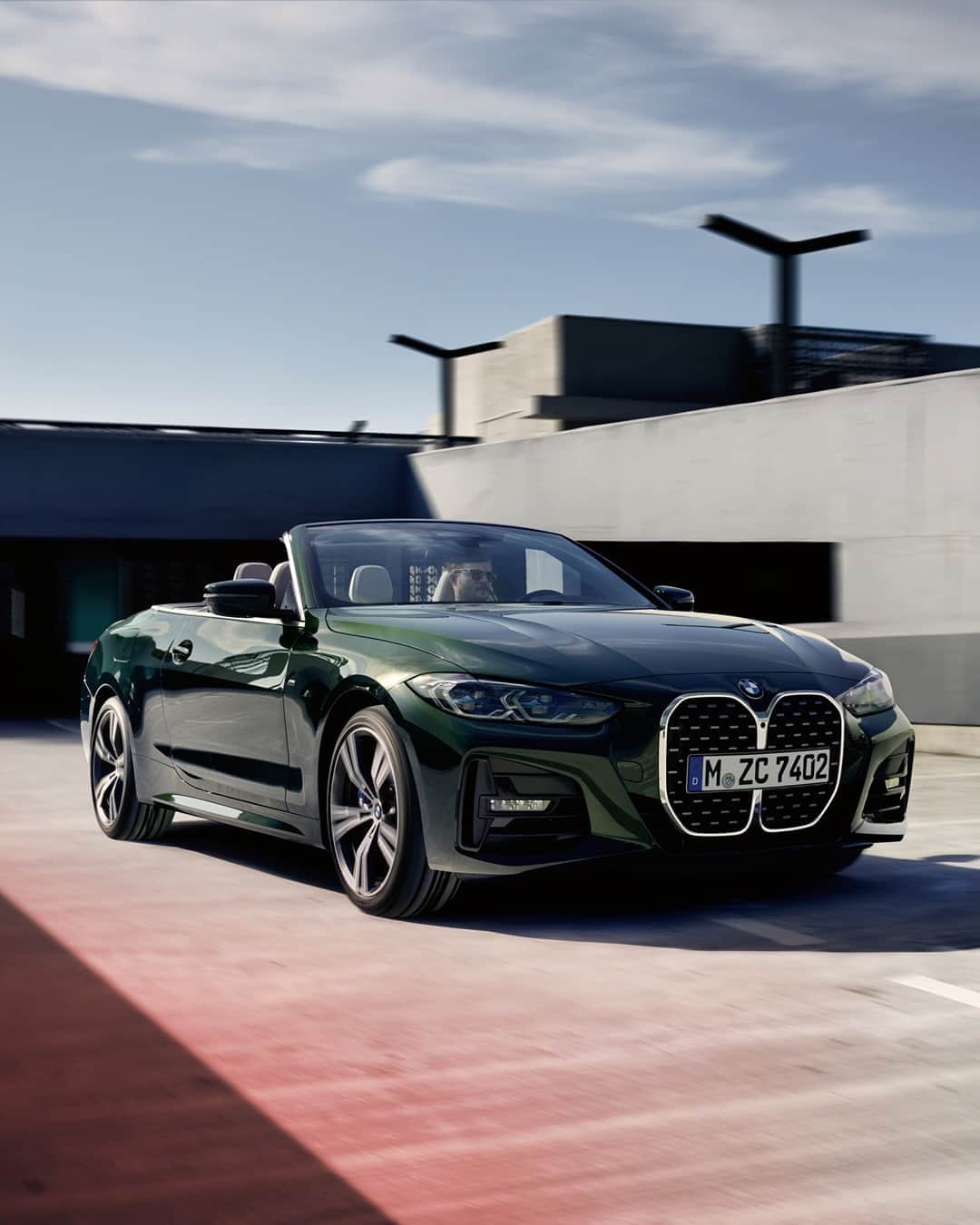 BMWのインスタグラム：「Irresistible in the open. The all-new BMW 4 Series Convertible. #THE4 #BMW #4Series」