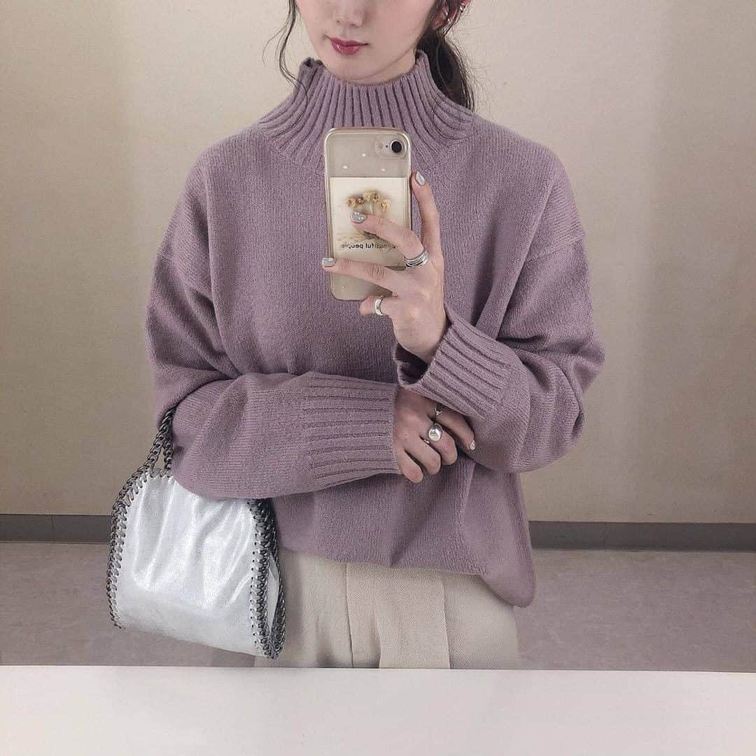 のインスタグラム：「『 #くすみパープルニット 💜🥛﻿』　　  意外と合わせやすいくすみパープル🍇 ガーリーすぎずバランス良いコーデが出来上がる👚♡  Photo by﻿ @y__m930 @_chim_0123 @__nnm09 @moe___u ✴︎---------------✴︎---------------✴︎﻿ ﻿ ▶▶Instagram・Twitter・TikTokで掲載する写真を募集中📸﻿ カワイイ写真が撮れたら、@velle.jp をタグ付けするか、ハッシュタグ #velle_jp をつけて投稿してみてね♪﻿ ﻿ velle編集部と一緒にカワイイで溢れるvelleを創っていこう😚🤍  ✴︎---------------✴︎---------------✴︎﻿ #くすみカラー #くすみカラーコーデ #gu #kastane_ootd #kastane女子 #プチプラコーデ #カスタネ #エクリュコーデ #カジュアルコーデ #ジーユーコーデ #guコーデ #ユニクロコーデ #シルバーアクセサリー #秋コーデ #おしゃれさんと繋がりたい #grl #グレイル #グレイル購入品 #双子コーデ #お洒落さんと繋がりたい #aw #秋コーデ #titivate #ティティベイト #titivatestyle #前後2wayダメージニットカーディガン #プチプラコーデ」