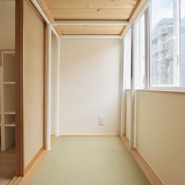 グッドルームさんのインスタグラム写真 - (グッドルームInstagram)「一見不思議な組み合わせが、こんなにマッチするなんて…！  東京 #幡ヶ谷	ワンルーム 39.74㎡  ▼ぐるぐるの先に。  ----------------------  ぐるぐるぐる。 螺旋階段を3階まで登っていくと、、  和と洋の入り混じったお部屋に到着〜！  フローリング×障子・畳。 不思議な組み合わせだけど違和感がなく、 まとまっている空間に。  今日は疲れたなあって日は ちょっと狭めの畳のスペースでのんびりしたい。  クローゼットはないですが、 階段の収納やハンガーラックなどを用意すれば お洋服もしまえそう◎  ・⁠ こちらの物件は実際に住めるお部屋です。詳細はストーリー、ハイライトにて！⁠ ・⁠ こだわりのお部屋探しは、@goodroom_jp から URLをチェック！⁣⁣⁣⁣⁣⁣⁣⁣⁣⠀⁣⠀⁠ ・⠀⁠ ※最新のお家賃につきましては、リンク先物件ページからご確認ください。⁠ ⁠・⁠ #tokyo  #goodroom #interiordesign #decoration  #myhome #homedesign #interiordecor #urbanlife #apartment  #生活 #お部屋探し #日々の暮らし #引っ越し #賃貸 #丁寧な暮らし #暮らしを整える #お洒落な暮らし #理想の空間 #間取り図 #シンプルな暮らし #東京  #東京賃貸  #一人暮らし  #1人暮らし  #ワンルーム  #ワンルーム賃貸 #和室インテリア  #和モダン  #マイルーム」10月25日 18時00分 - goodroom_jp