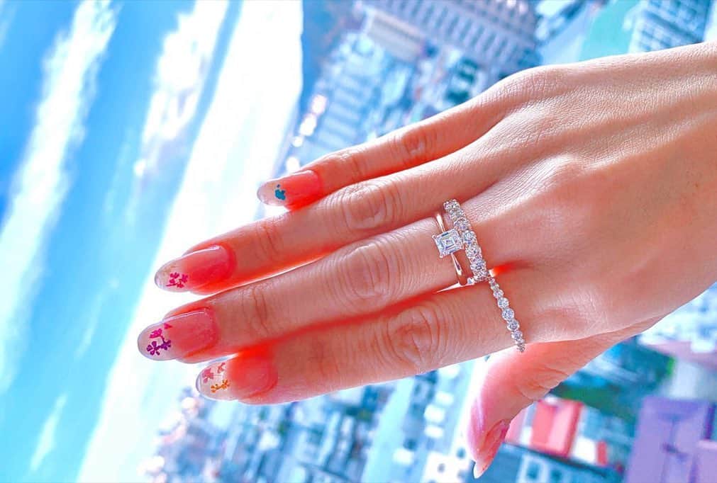 𝐇𝐈𝐍𝐀𝐊𝐎さんのインスタグラム写真 - (𝐇𝐈𝐍𝐀𝐊𝐎Instagram)「💓1.5ctハーフエタニティリング💓 ・ フルオーダーでお客様のお指のサイズに合わせて 1.5ctが9時3時のハーフになるように🥰 本当に綺麗で大粒のダイヤモンド🥺💕 ・ サイドビューはダイヤモンドを 包み込むようにカップ☕️のように ダイヤモンドが横からも綺麗に見えるように ダイヤモンドの溢れるような輝きで ダイヤモンド全体が繋がってるような 本当に美しいハーフエタニティリング🥺❤️ ・ もちろんハートアンドキューピットの 高級品質ダイヤモンド💎💓❤️ ・ ・ エメラルドカットダイヤモンドリングと 重ねづけ1.5ctハーフエタニティリング ご着用のお写真ありがとうございます🥺🙇‍♀️ 人差し指にはハートエタニティリングも🙇‍♀️💓 本当にお似合いで、綺麗にお写真も 撮っていただきありがとうございます🥺💓✨ ・ ・ 素敵なお客様に出会えて本当に幸せです😭💕💎 お客様のジュエリーが美しく仕上がることが なにより嬉しいです✨💎✨ ・ ・ 記念のジュエリー💎 ラブイズにお任せいただき 本当ありがとうございます🥺🥰✨✨ そして出会いが嬉しい😭💓 ちえ様早くまたお会いしたいです🙇‍♀️ お風邪にお気をつけて暖かくお過ごしください🥰❄️❄️ ・ ・ ・ #ハーフエタニティリング  #フルオーダージュエリー  #k18ピンクゴールド  #ダイヤモンドリング  #いただいた #ルイボスティー  #美味しすぎてハマりました  #ありがとうございます 🥺💕✨✨ ・ ・ ❄️❄️❄️」10月25日 18時00分 - loveis_tokyo