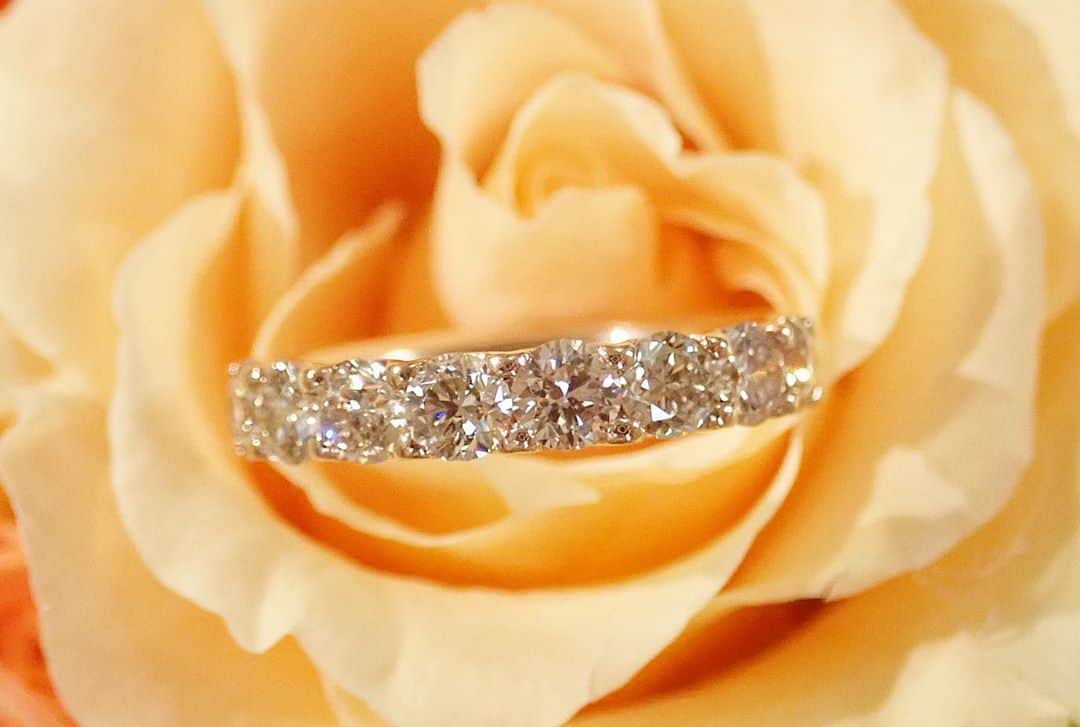 𝐇𝐈𝐍𝐀𝐊𝐎さんのインスタグラム写真 - (𝐇𝐈𝐍𝐀𝐊𝐎Instagram)「💓1.5ctハーフエタニティリング💓 ・ フルオーダーでお客様のお指のサイズに合わせて 1.5ctが9時3時のハーフになるように🥰 本当に綺麗で大粒のダイヤモンド🥺💕 ・ サイドビューはダイヤモンドを 包み込むようにカップ☕️のように ダイヤモンドが横からも綺麗に見えるように ダイヤモンドの溢れるような輝きで ダイヤモンド全体が繋がってるような 本当に美しいハーフエタニティリング🥺❤️ ・ もちろんハートアンドキューピットの 高級品質ダイヤモンド💎💓❤️ ・ ・ エメラルドカットダイヤモンドリングと 重ねづけ1.5ctハーフエタニティリング ご着用のお写真ありがとうございます🥺🙇‍♀️ 人差し指にはハートエタニティリングも🙇‍♀️💓 本当にお似合いで、綺麗にお写真も 撮っていただきありがとうございます🥺💓✨ ・ ・ 素敵なお客様に出会えて本当に幸せです😭💕💎 お客様のジュエリーが美しく仕上がることが なにより嬉しいです✨💎✨ ・ ・ 記念のジュエリー💎 ラブイズにお任せいただき 本当ありがとうございます🥺🥰✨✨ そして出会いが嬉しい😭💓 ちえ様早くまたお会いしたいです🙇‍♀️ お風邪にお気をつけて暖かくお過ごしください🥰❄️❄️ ・ ・ ・ #ハーフエタニティリング  #フルオーダージュエリー  #k18ピンクゴールド  #ダイヤモンドリング  #いただいた #ルイボスティー  #美味しすぎてハマりました  #ありがとうございます 🥺💕✨✨ ・ ・ ❄️❄️❄️」10月25日 18時00分 - loveis_tokyo