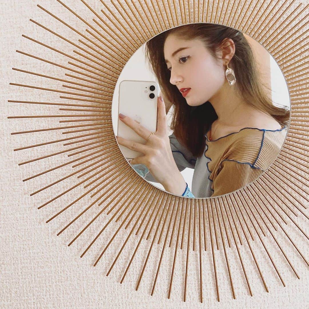 のインスタグラム：「. ブルーシャドウ&跳ね上げライン🌞 . ﾜﾝﾋﾟ: ( @priveve_priveve ) ﾋﾟｱｽ: ( @seadsmara ) . #ootd #outfit #makeup #メイク」