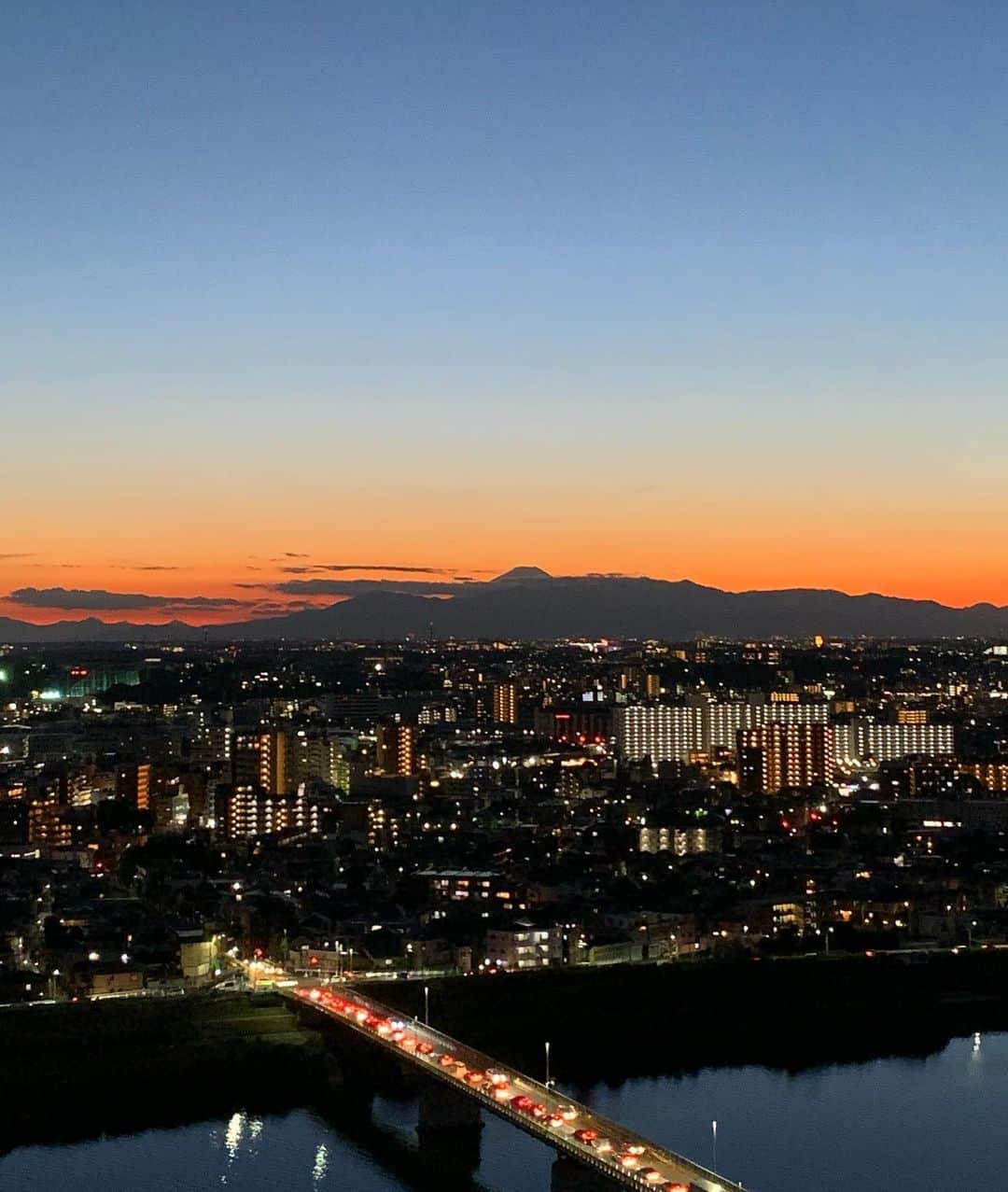 くろさんのインスタグラム写真 - (くろInstagram)「#🗻 #mtfuji #富士山 #マジックアワー #マジックアワーの空  #マジックアワー撮影  #マジックアワーの富士山」10月25日 17時54分 - m6bmw