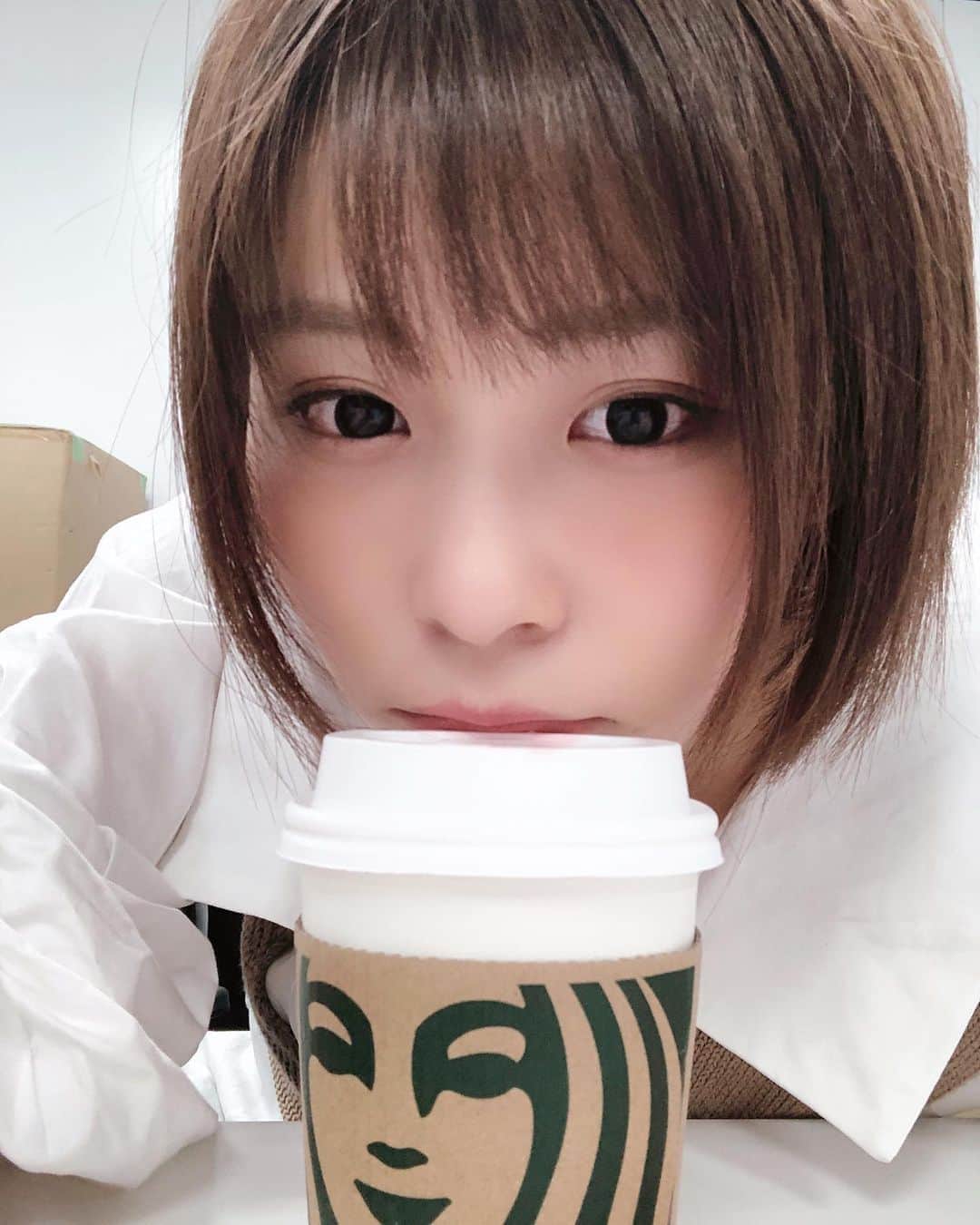 のインスタグラム：「スタバ～～ ・ ・ #スタバ #STARBUCKSCOFFEE #smile #girl #ショートカット女子  #shooting #셀카 #미소녀 #일본인 #非常好 #摄影 #塚田綾佳」